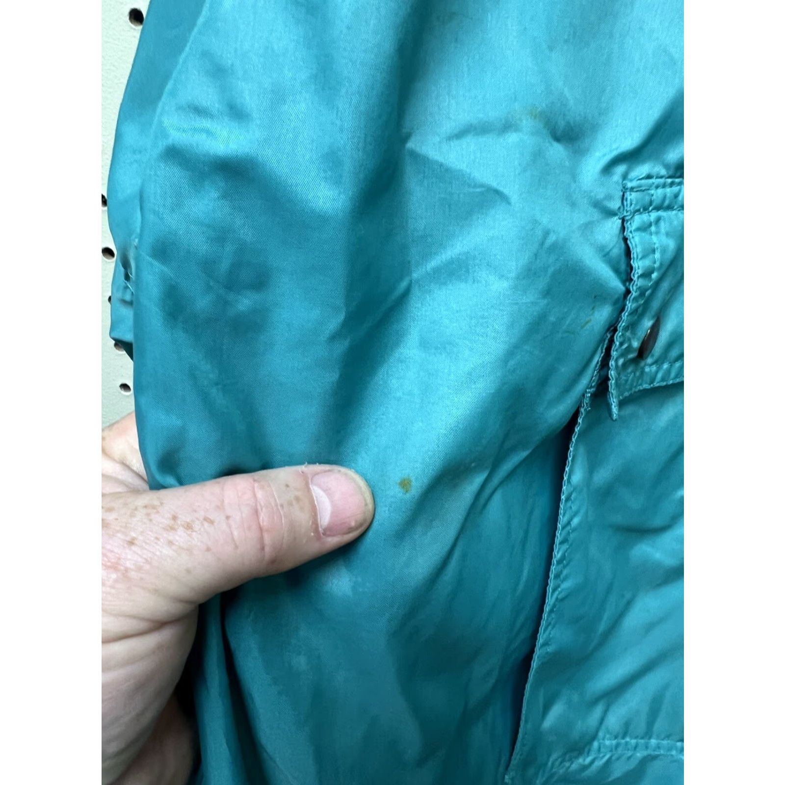 Izod VINTAGE IZOD Windbreaker Jacket Hooded Green Nylon | Unisex Adults L | Lightweight Water Resistant Pockets Crest Logo Size US L / EU 52-54 / 3 - 3 Thumbnail