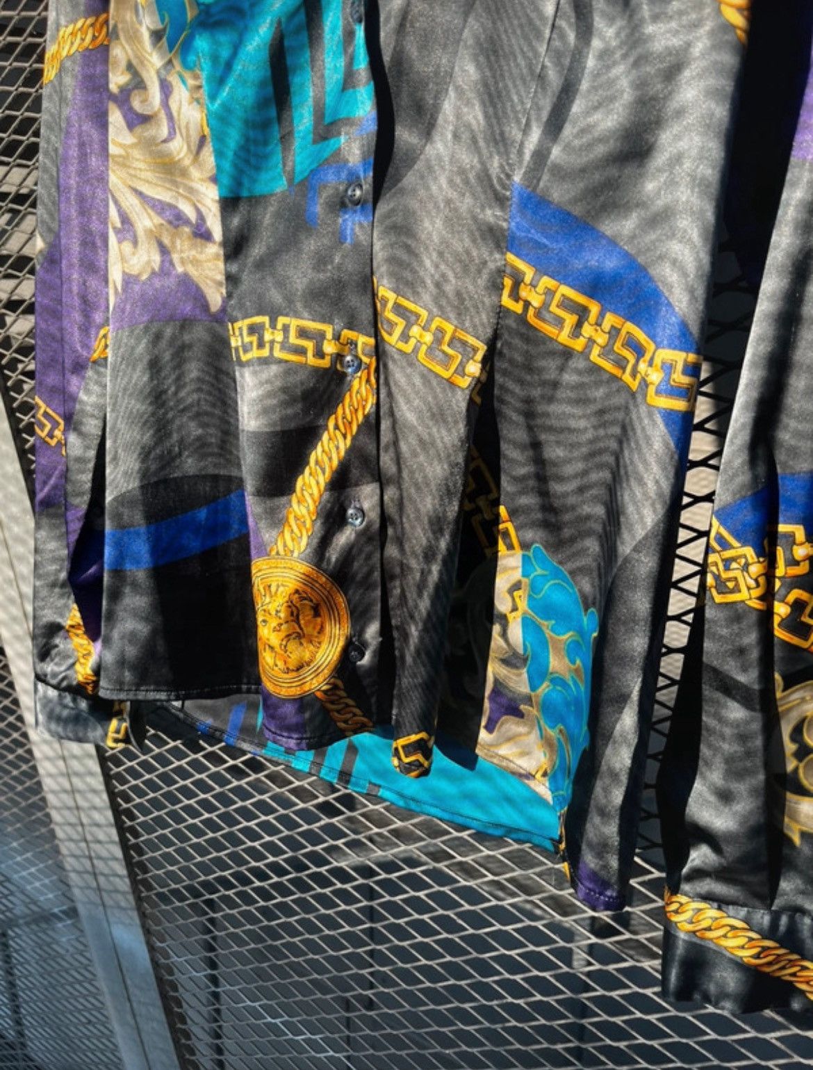 Versace Jeans Couture Vintage Versace Baroque Gold Chain Logo Abstract Silk Shirt Size M / US 6-8 / IT 42-44 - 4 Thumbnail