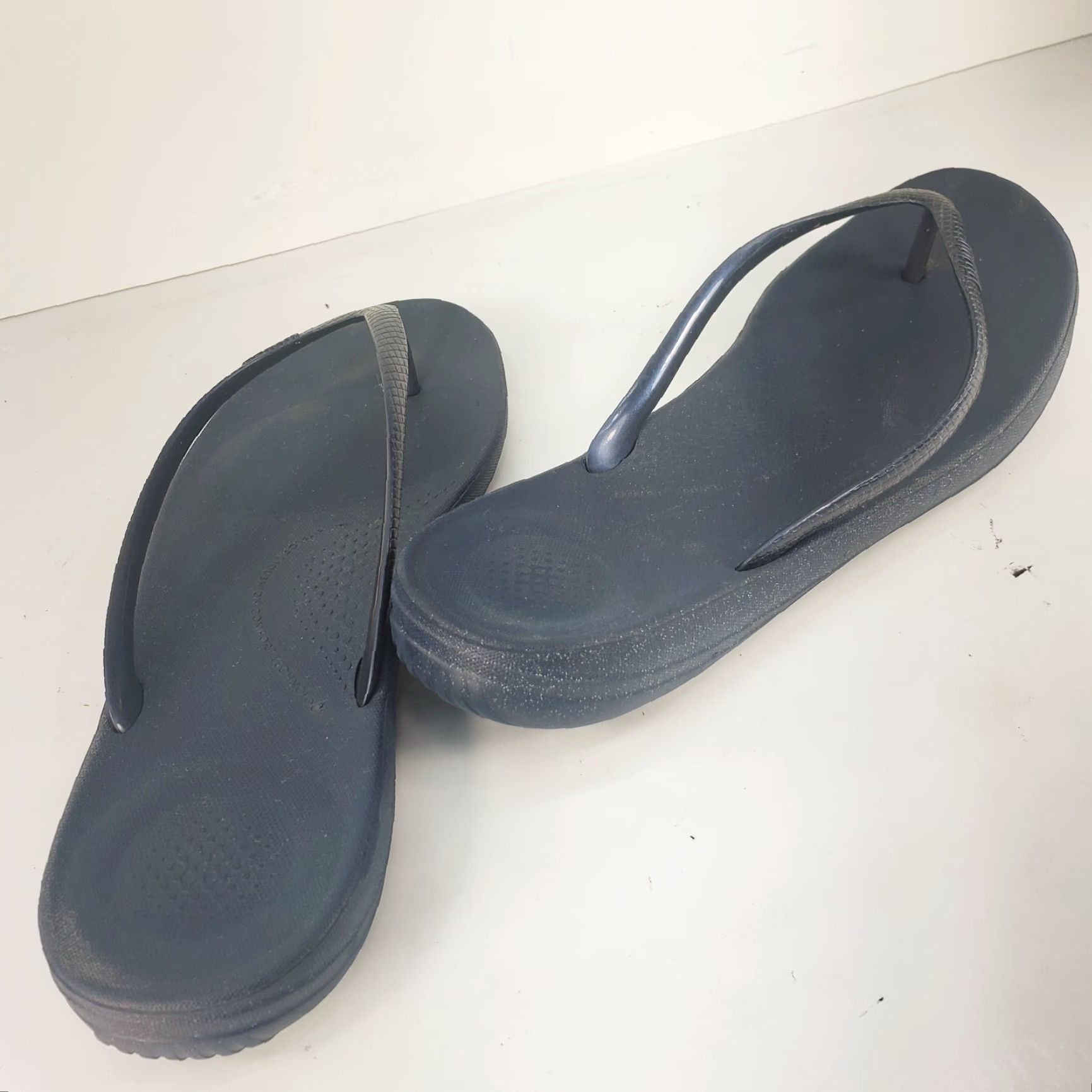 Vintage FitFlop iQushion Blue Gloss Comfort Flip Flop Womens Size 10 Sandal Cushioned Arch Support Lightweight Rubber Upper Size US 8 / IT 38 - 5 Thumbnail