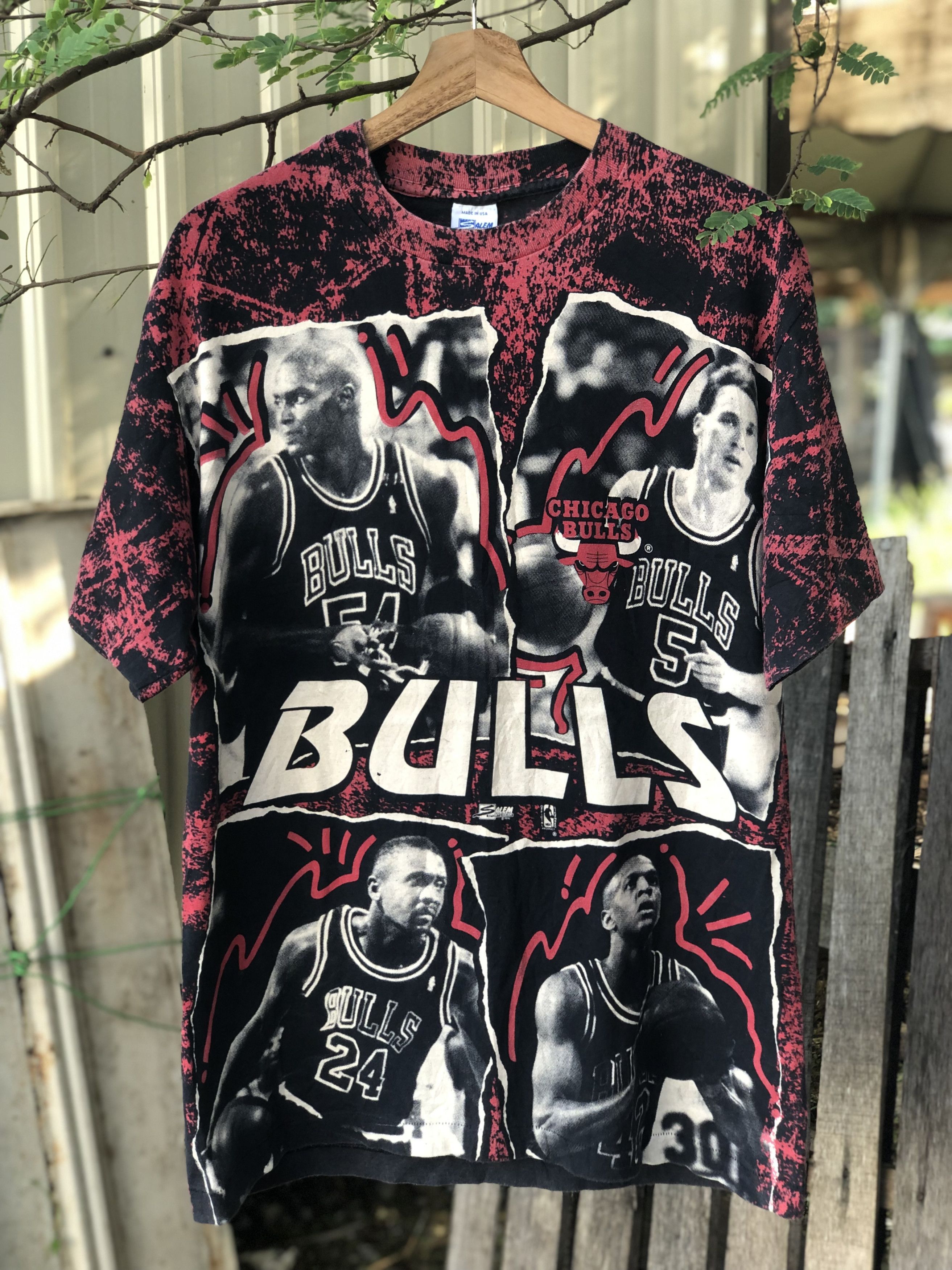 NBA Rare🔥 Vintage 90s NBA Chicago Bulls OverPrint Tee Size US L / EU 52-54 / 3 - 1 Thumbnail