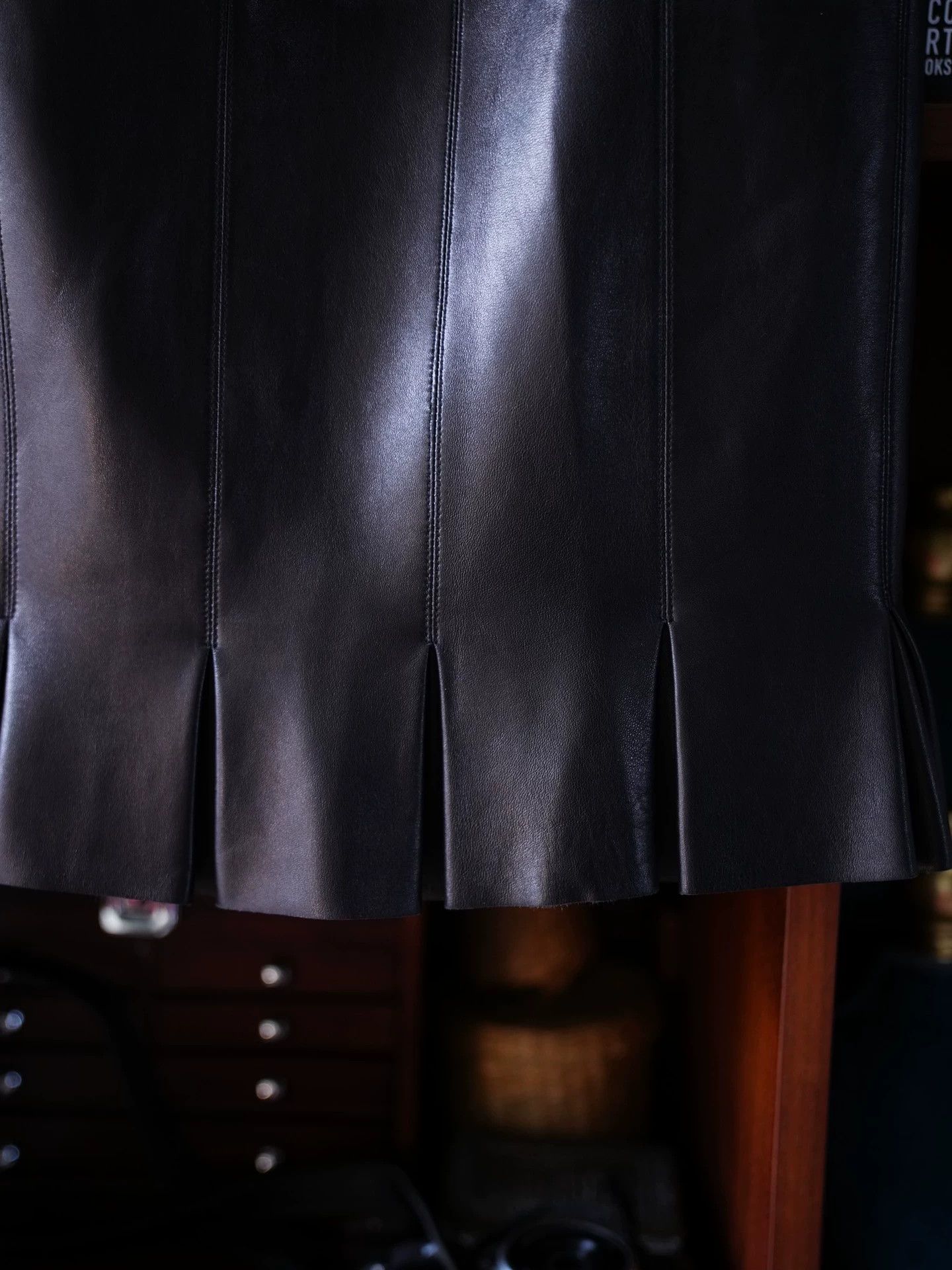 Chanel Chanel 2004 Runway Lambskin Bodycon Pleated Skirt Fr36 Size 26" / US 2 / IT 38 - 2 Thumbnail