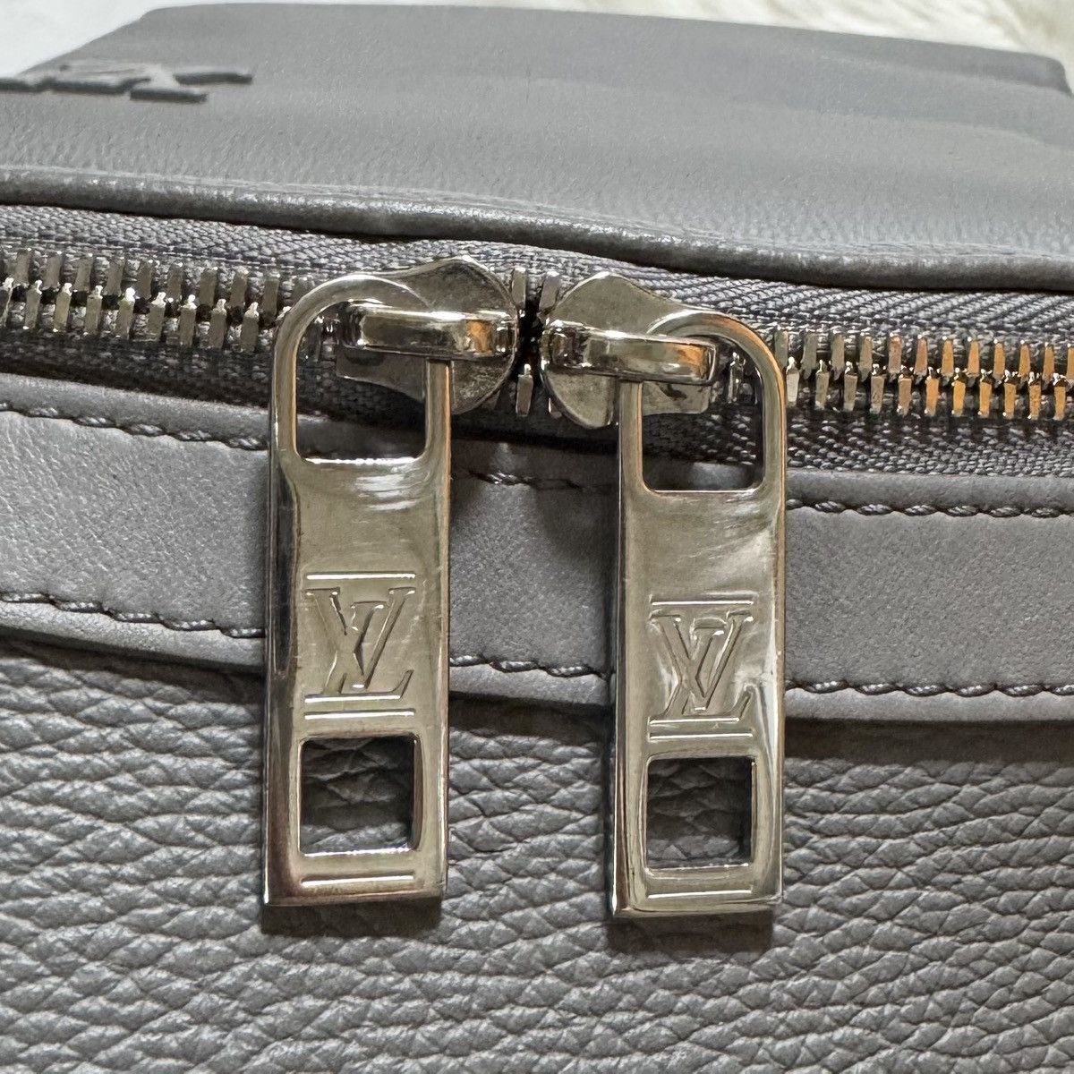 Louis Vuitton Authentic Louis Vuitton LV Aerogram Takeoff Leather Backpack Size ONE SIZE - 19 Thumbnail