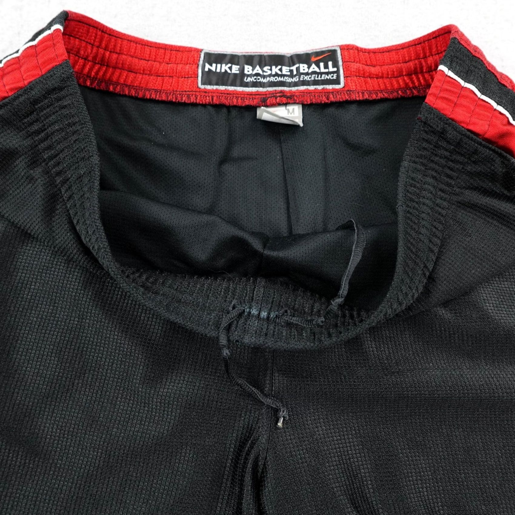 Nike VINTAGE Nike Shorts Mens Medium Black Red Basketball Gym Swoosh Y2K Size US 31 - 3 Thumbnail