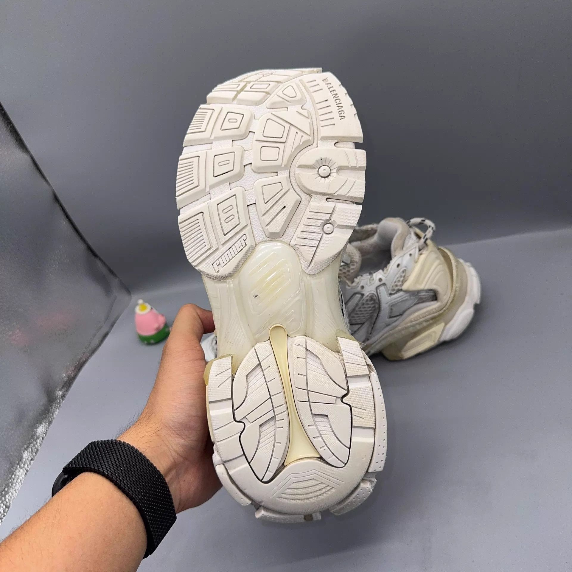 Balenciaga Balenciaga Runner White Distressed Sneakers Size US 9 / EU 42 - 8 Thumbnail