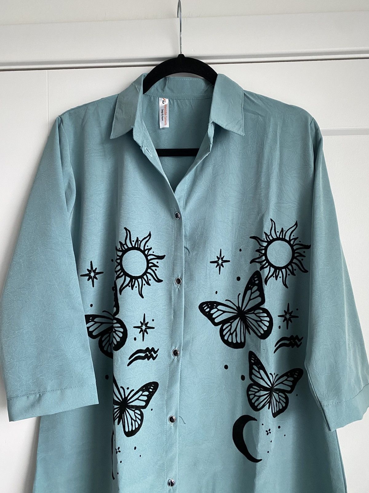 Other New No Iron Button Front shirt Womens Sz M Butterfly print Size M / US 6-8 / IT 42-44 - 2 Thumbnail