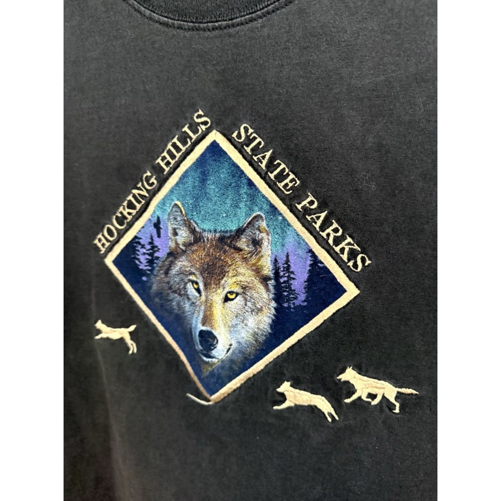 Gildan VINTAGE Hocking Hills Parks Ohio T Shirt Mens 2XL Black Wolf Embroidered Shirt Size US XXL / EU 58 / 5 - 3 Thumbnail