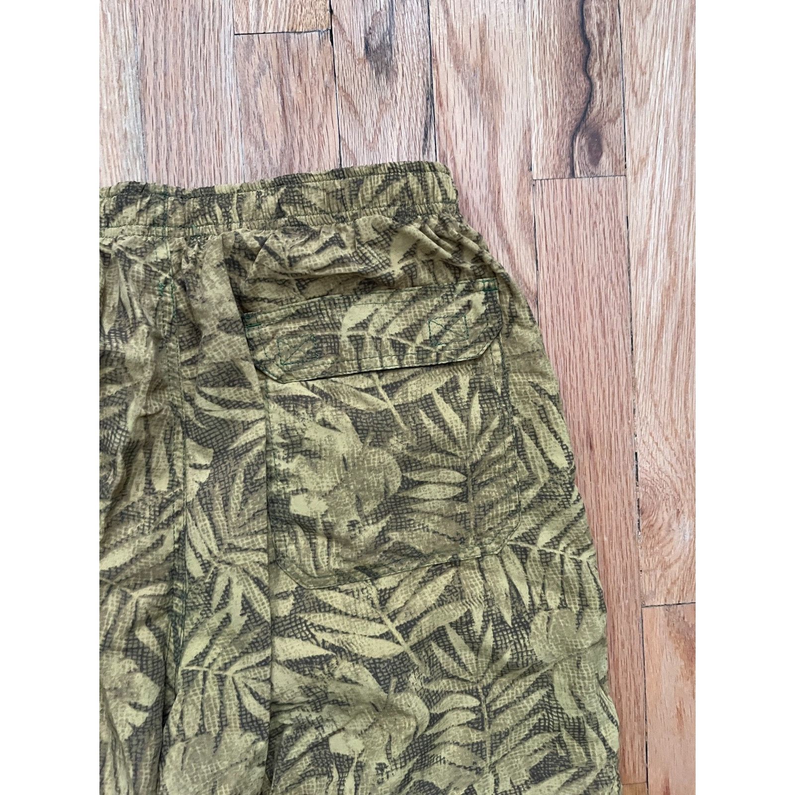 L.L. Bean LL Bean Men’s Supplex Nylon Shorts M tropical leaf print Size US 32 / EU 48 - 4 Thumbnail