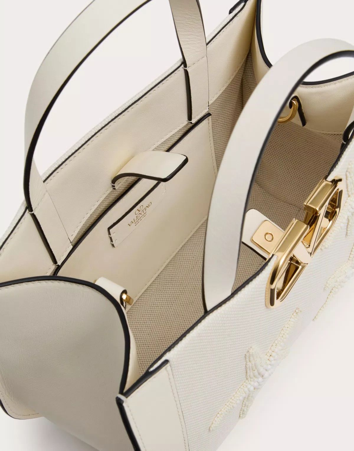 Valentino o1s1wg110625 Size: OS/Escape Small Raffia Hand Bag in White Size ONE SIZE - 6 Thumbnail