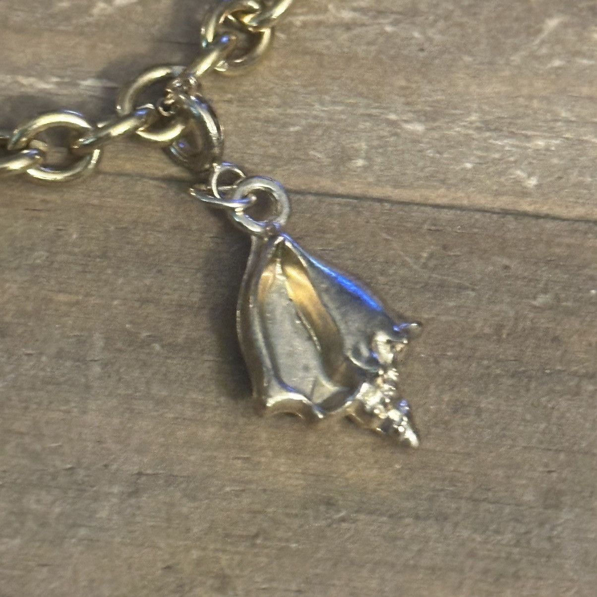 Other Di gold tone conch shell charm bracelet Size ONE SIZE - 3 Thumbnail