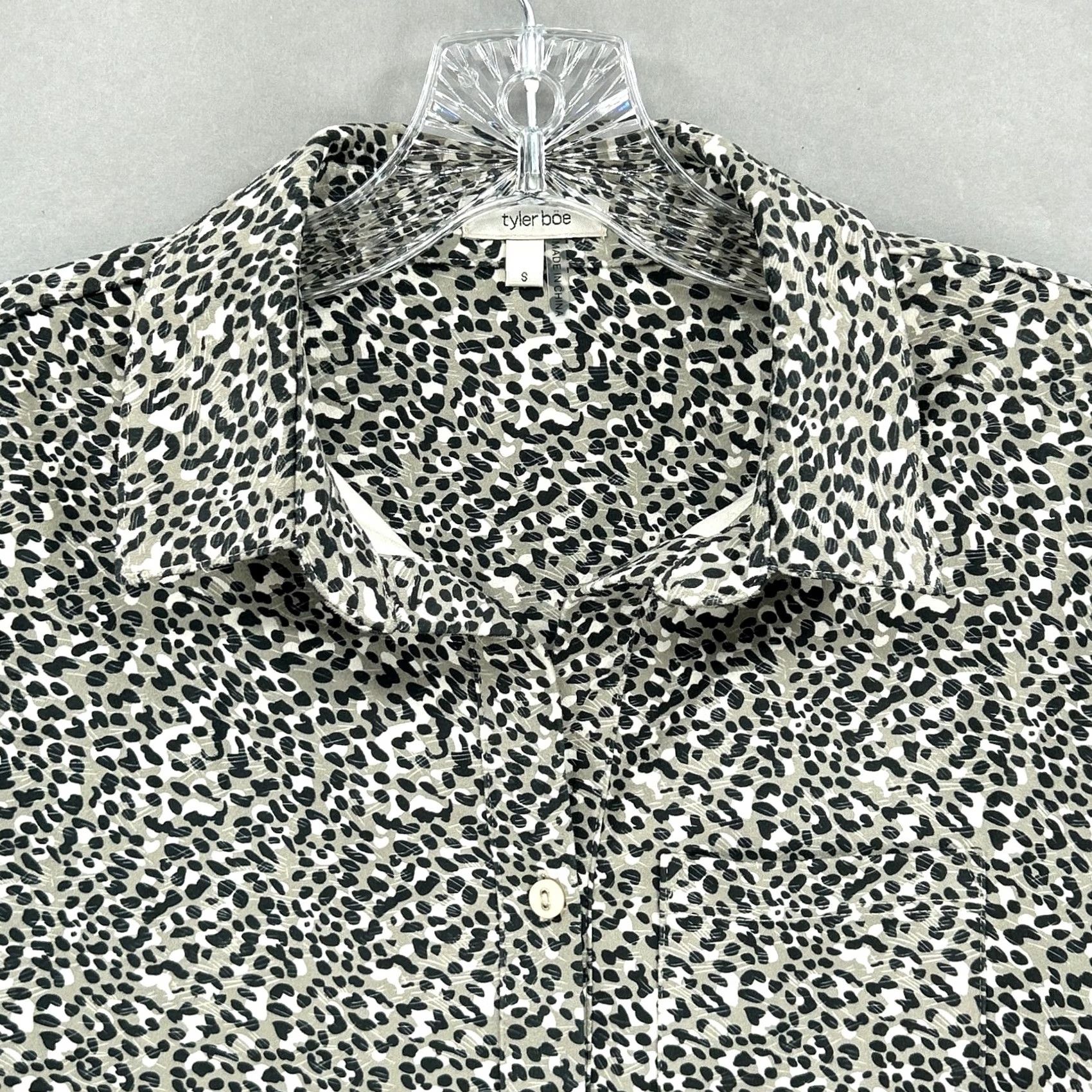 Vintage Tyler Boe Top Shirt Womens Small Button Up Blouse Animal Long Sleeve Microfiber Gray Size S / US 4 / IT 40 - 2 Thumbnail