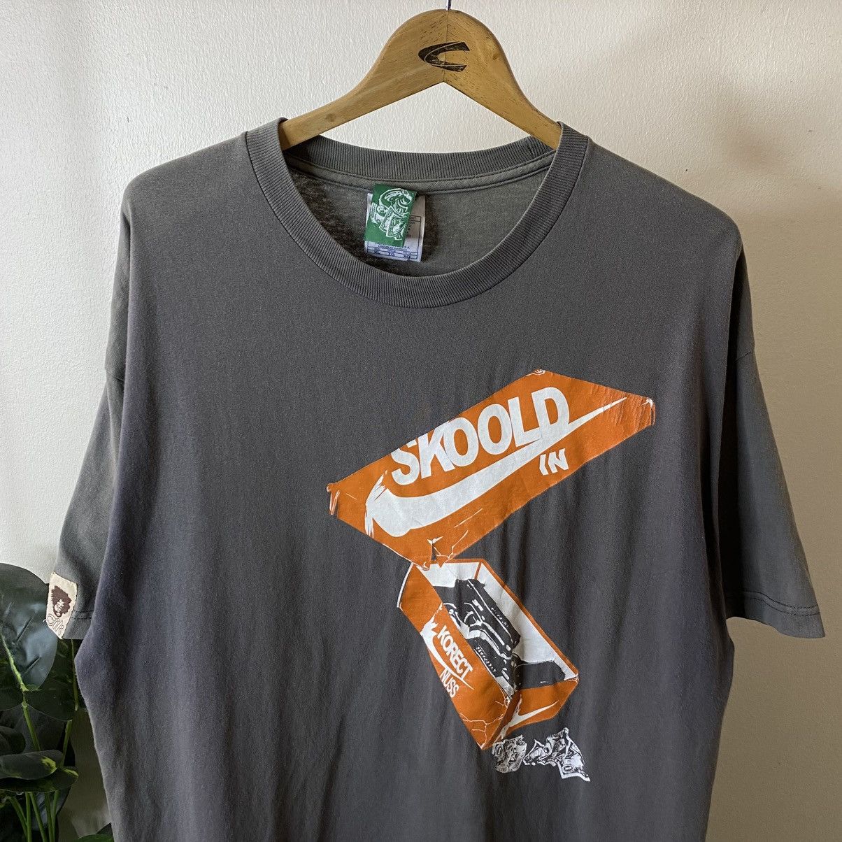 Vintage Vintage 2000s Skoold in Korectnuss Hypebeast Streetwear Tee Size US XL / EU 56 / 4 - 2 Thumbnail