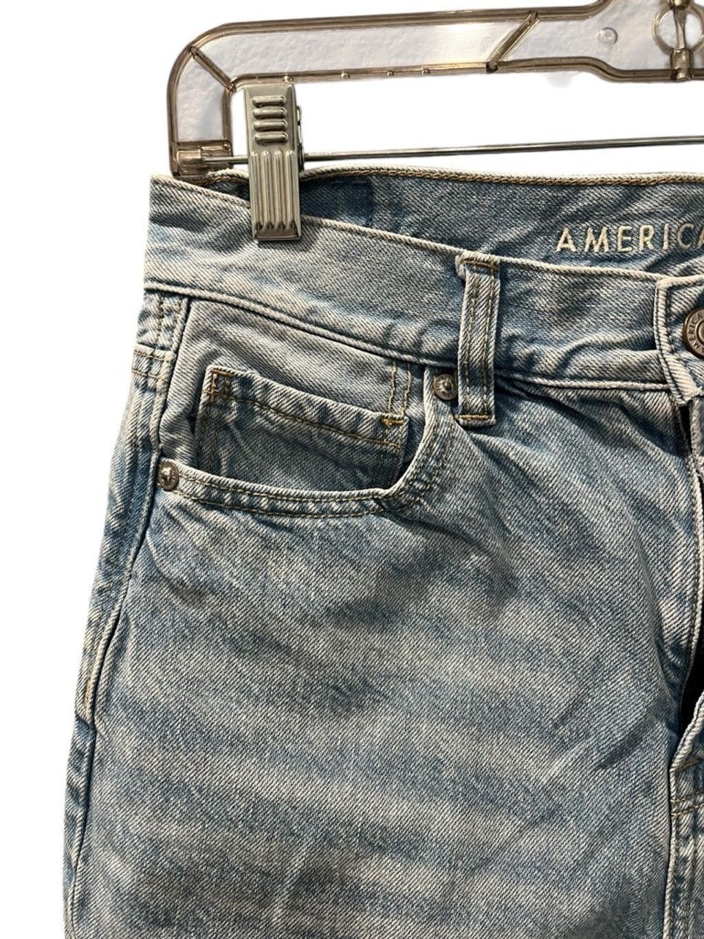 American Eagle Outfitters American Eagle Mom Jean Denim Shorts Size 4 Light Wash Blue Size 27" / US 4 / IT 40 - 2 Thumbnail