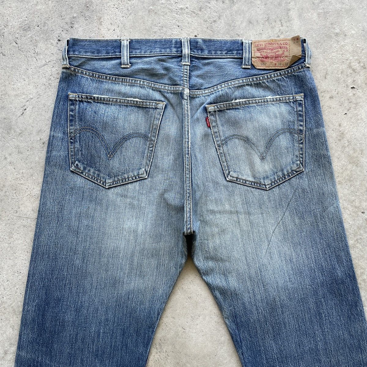 Jean × Levi's × Vintage Vintage Levi’s 501 Distressed Fly Button Faded Jeans Pants Size US 36 / EU 52 - 13 Thumbnail