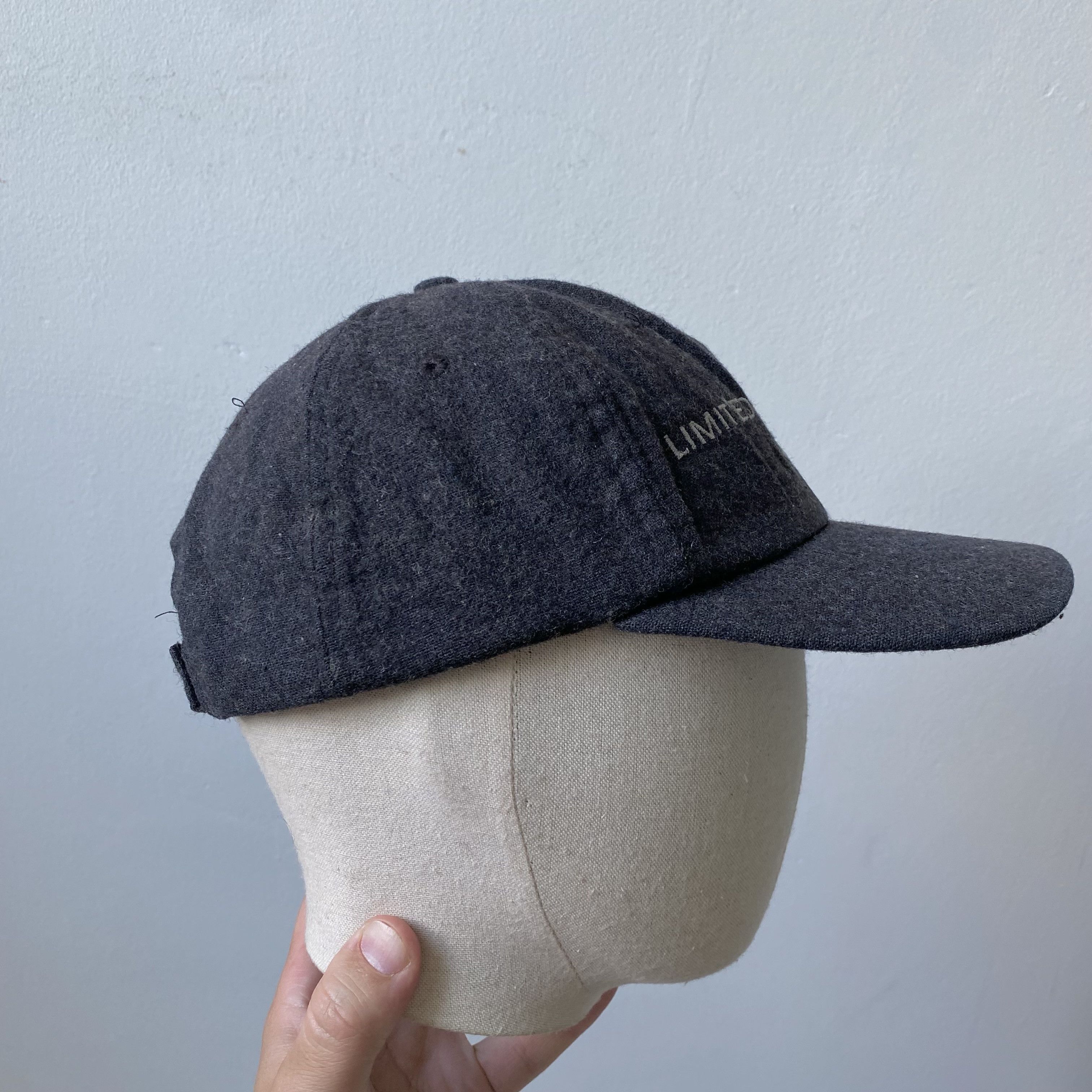Disney Vintage 90s Mickey Mouse Woll cap Disneyland Paris Size ONE SIZE - 4 Thumbnail