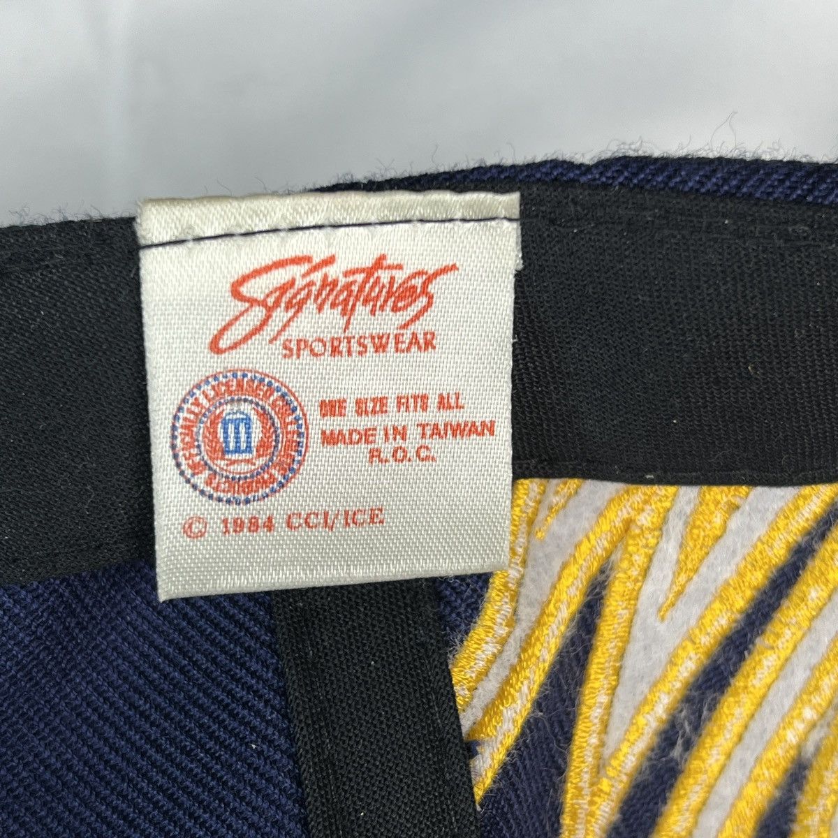 Signatures VINTAGE Signatures University of Michigan BIG LOGO Snapback Size ONE SIZE - 10 Thumbnail