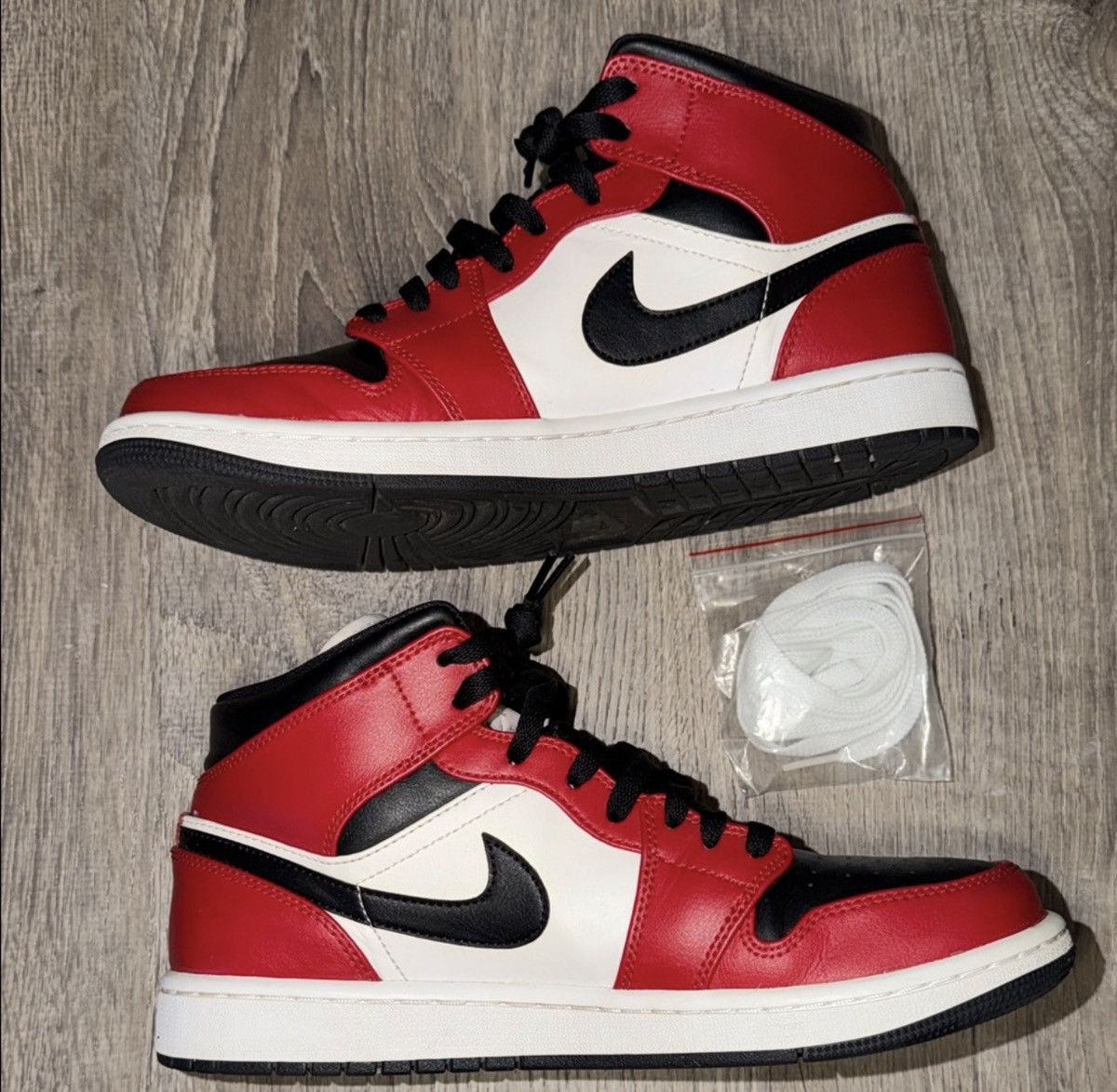 Jordan Brand Air Jordan 1 Mid ‘Chicago Black Toe’ Size US 9.5 / EU 42-43 - 8 Thumbnail