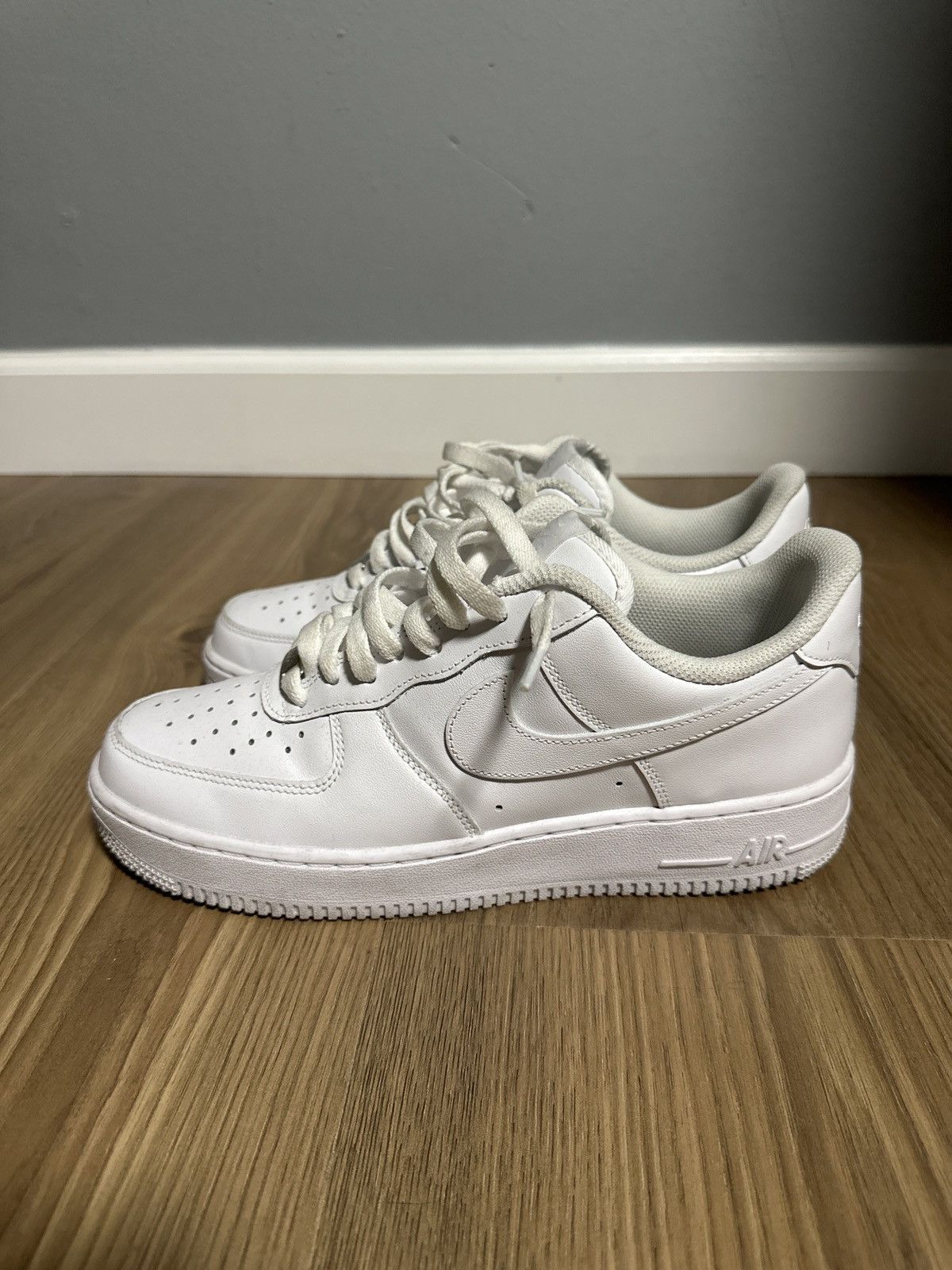 Nike White Air Force 1s Size US 9 / EU 42 - 3 Thumbnail