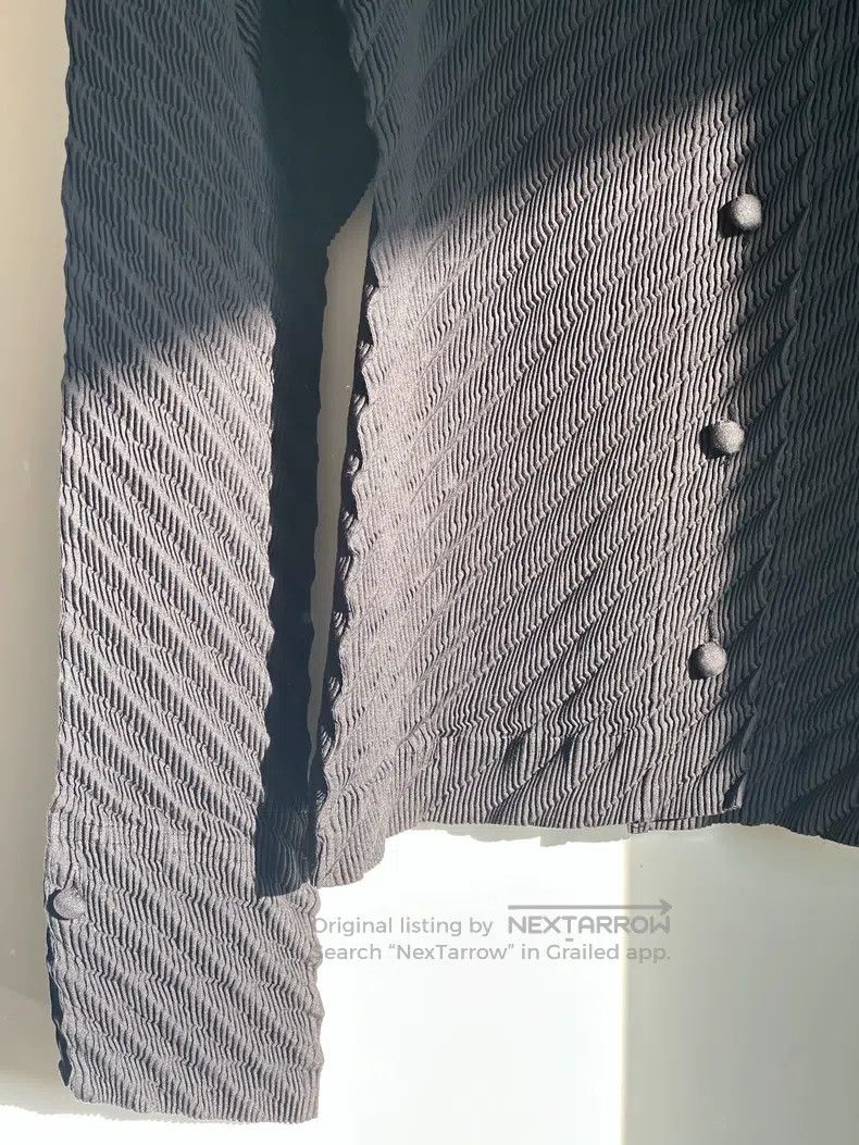 Issey Miyake Issey Miyake Main Line Frog Button Heavy-duty Small Fish S Size M / US 6-8 / IT 42-44 - 2 Thumbnail