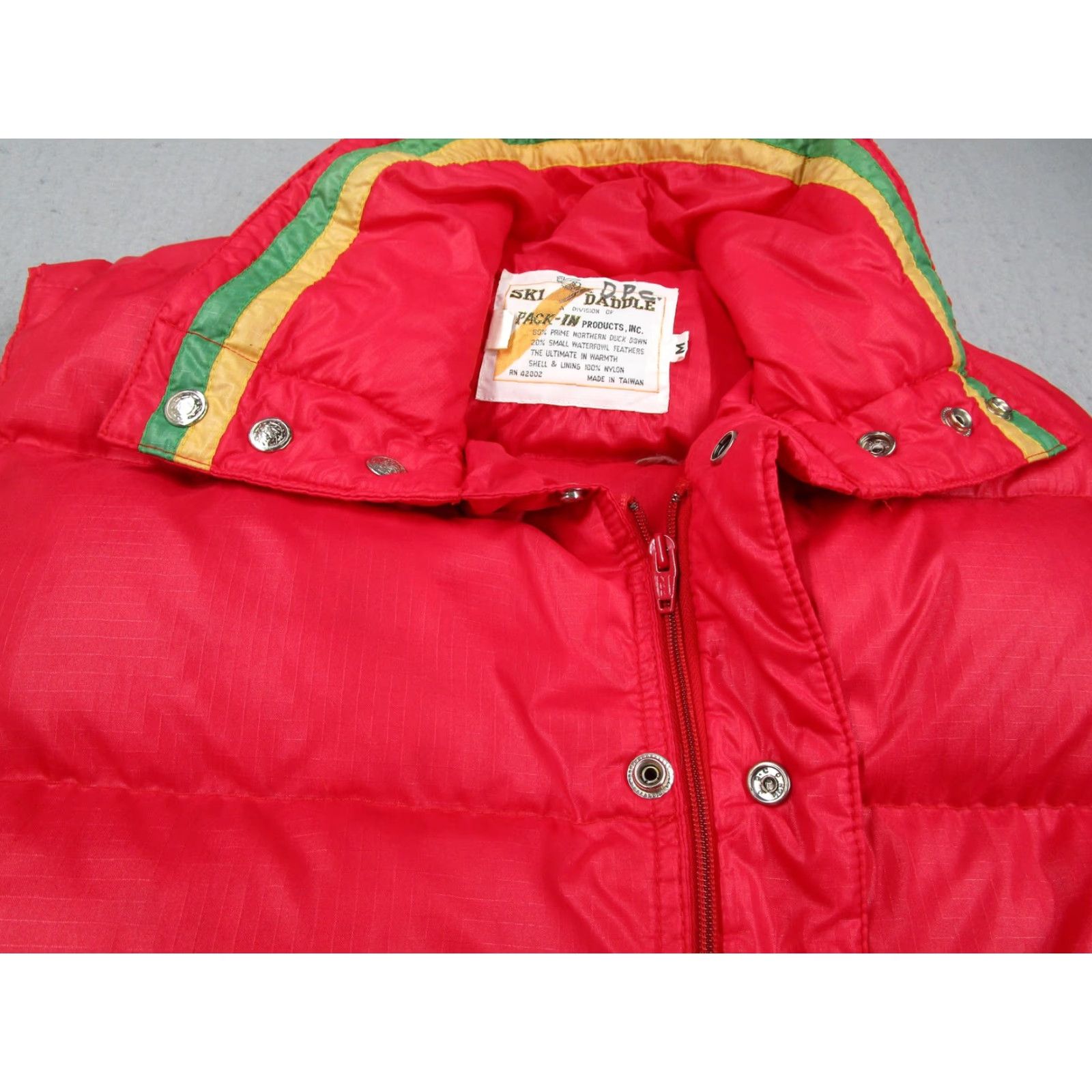VINTAGE Ski Daddle Vest Mens M Red Down Nylon Outdoor 80s Skiing Puffer Jacket Mid-Length Stand-Up Collar Zipper Pockets Quilted