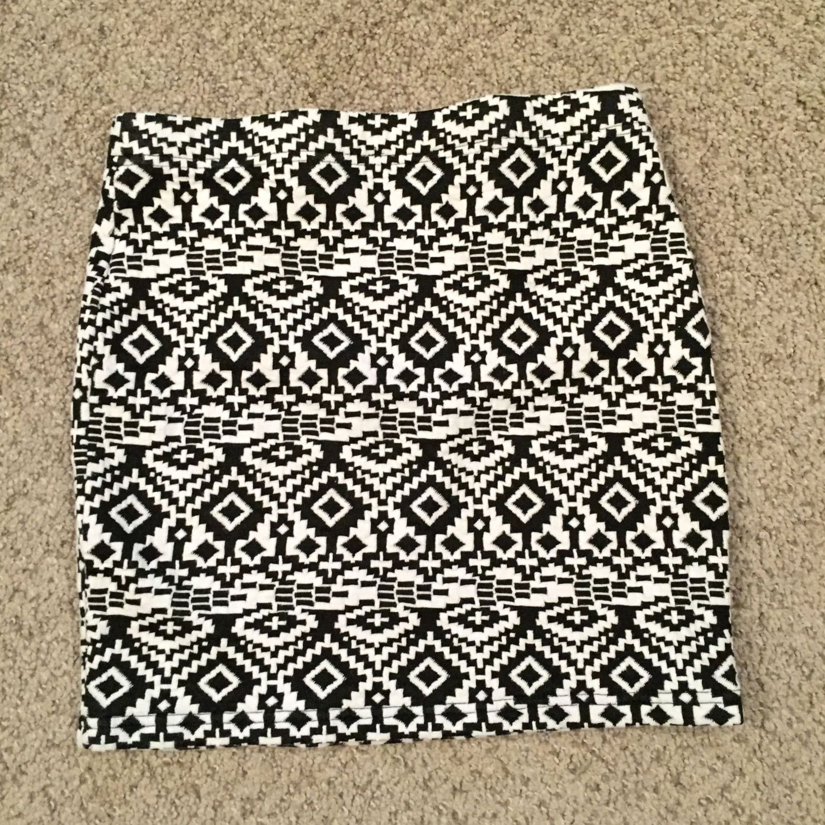 Forever 21 FOREVER 21 Skirt Short Women M Black Geometric Pull On Unlined Pencil Middle Length Casual Straight & Pencil Size 32" / US 10 / IT 46 - 7 Thumbnail