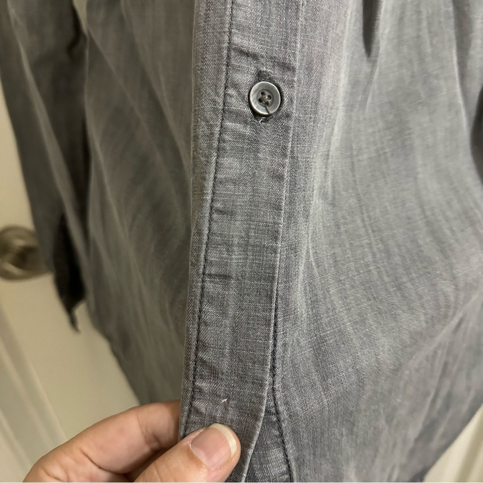 Anthropologie CLOTH & STONE Gray Chambray Split Back Button Down Shirt Sm Size S / US 4 / IT 40 - 5 Thumbnail