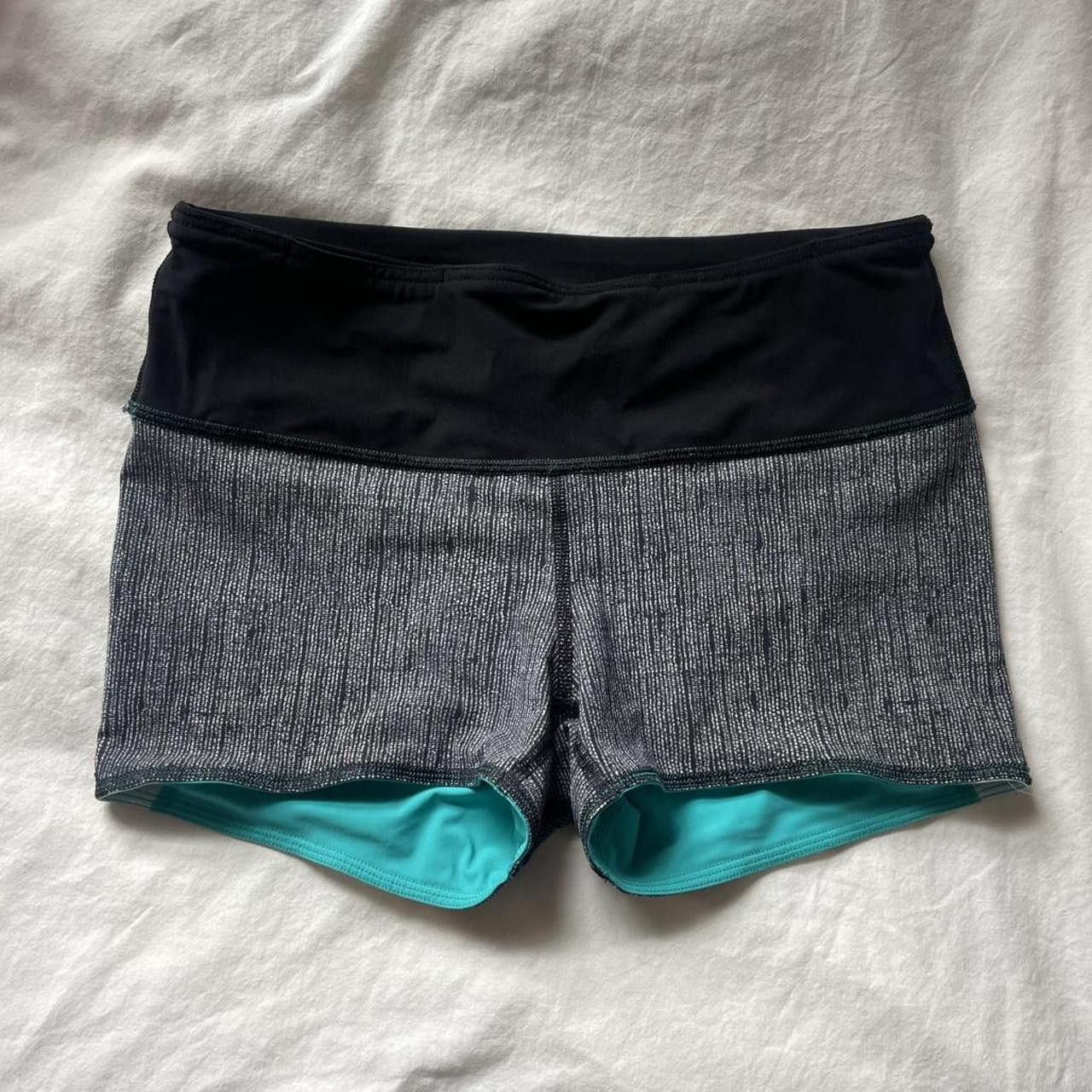Lululemon 2000s Reversible Lululemon Mini Shorts Size 8 Size 30" / US 8 / IT 44 - 3 Thumbnail