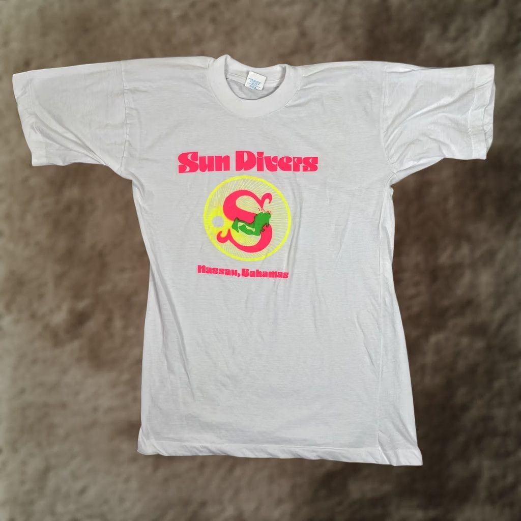 Vintage VINTAGE Sun Divers Nassau Bahamas T-Shirt Mens Large Neon Scuba Single Stitch Size US L / EU 52-54 / 3 - 1 Thumbnail