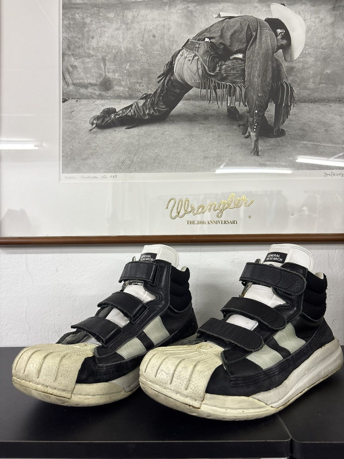 General Research General Research 90s Velcro Shoes Adidas Superstar Style Size US 10 / EU 43 - 12 Thumbnail