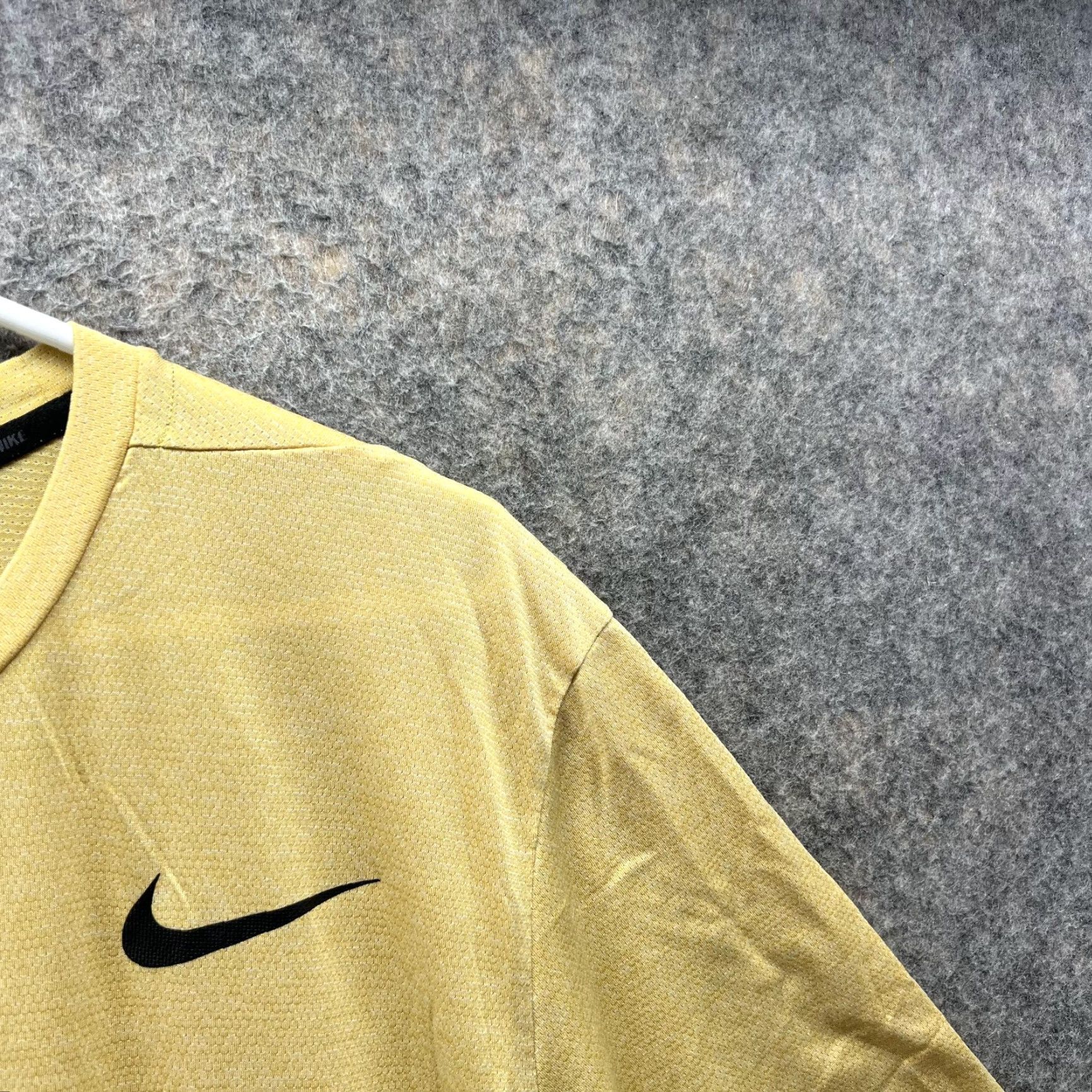 Nike VINTAGE Nike Shirt Men Large Yellow Dri-Fit Knit Polyester Swoosh Logo T-Shirt Size US L / EU 52-54 / 3 - 4 Thumbnail