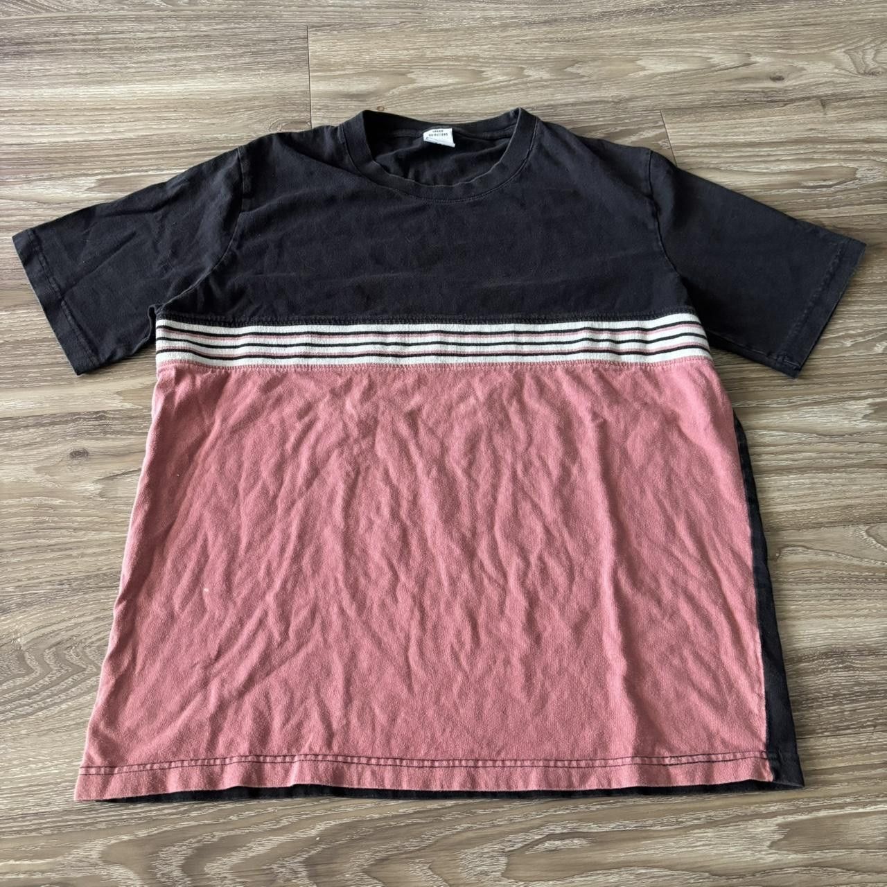 Vintage Crazy Vintage Y2K/2000s Black Red Striped Skater Surf Essential Tee! Size L Size US L / EU 52-54 / 3 - 1 Thumbnail