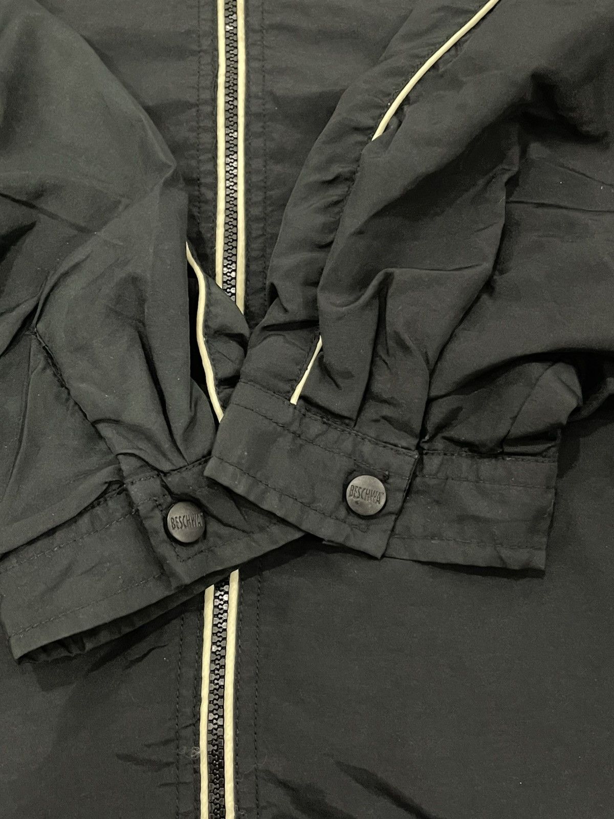 Other black hooded windbreaker jacket with a "Beschwa" logo patch Size US XL / EU 56 / 4 - 3 Thumbnail