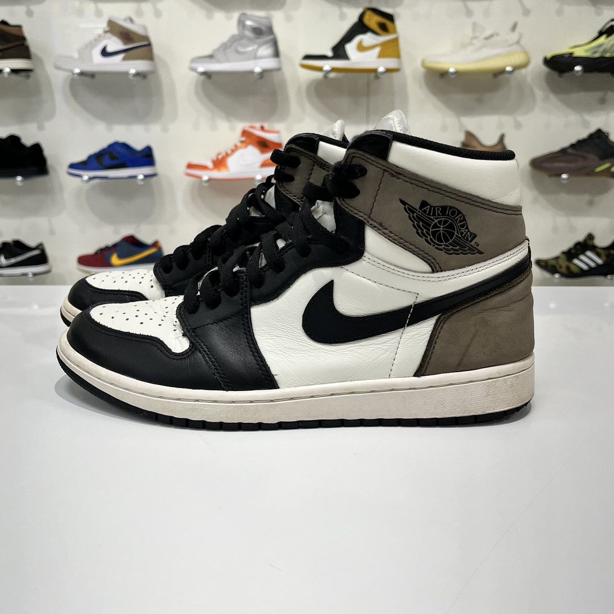 Nike Air Jordan 1 Retro High Dark Mocha Size US 10 / EU 43 - 3 Thumbnail