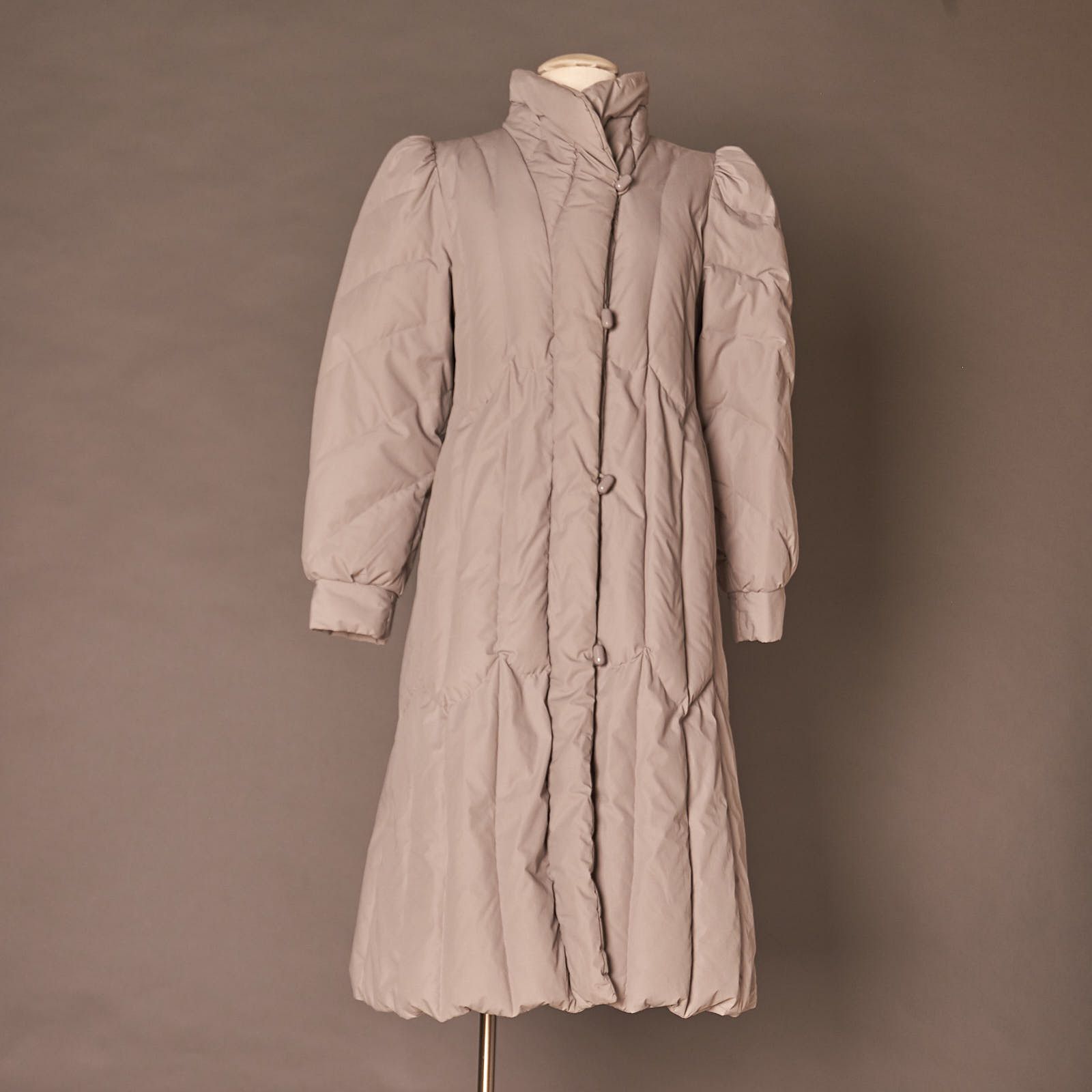 Vintage 1980s Vintage J. Gallery Down Quilted Long Gray Coat Size XS / US 0-2 / IT 36-38 - 1 Thumbnail