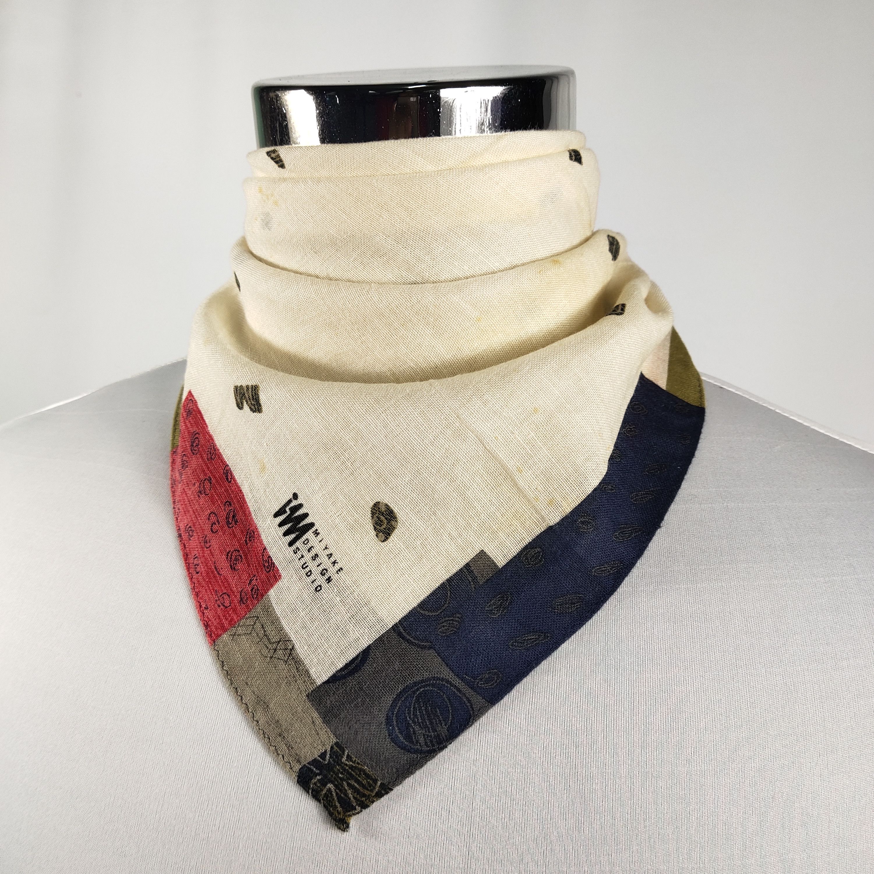 Vintage Issey Miyake Handkerchief / Neckerchief / Bandana FZ509 Size ONE SIZE - 1 Thumbnail