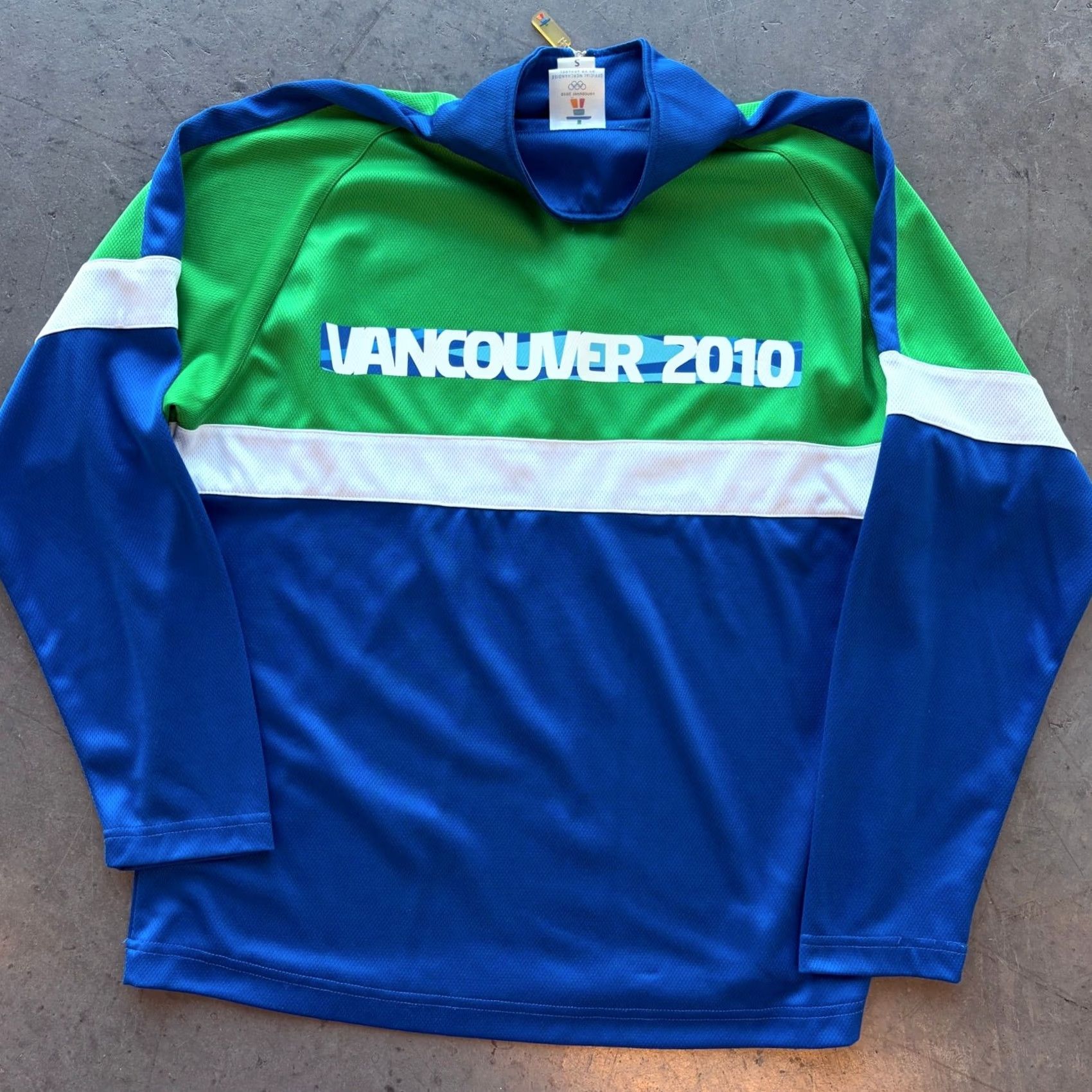 Vintage VINTAGE Vancouver Olympics 2010 Green Blue 1/4 Longsleeve Pullover Small Mens Shirt Size US S / EU 44-46 / 1 - 2 Thumbnail