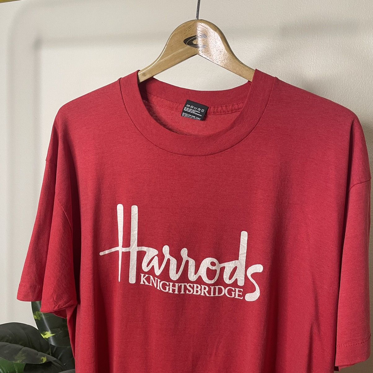 Vintage 1980s Harrods Knightsbridge Single Stitch Made in USA Tee Size US XL / EU 56 / 4 - 2 Thumbnail