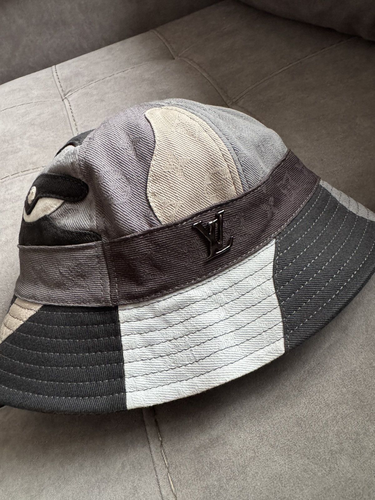 Louis Vuitton LOUIS VUITTON bucket hat study all photos and description Size ONE SIZE - 1 Thumbnail