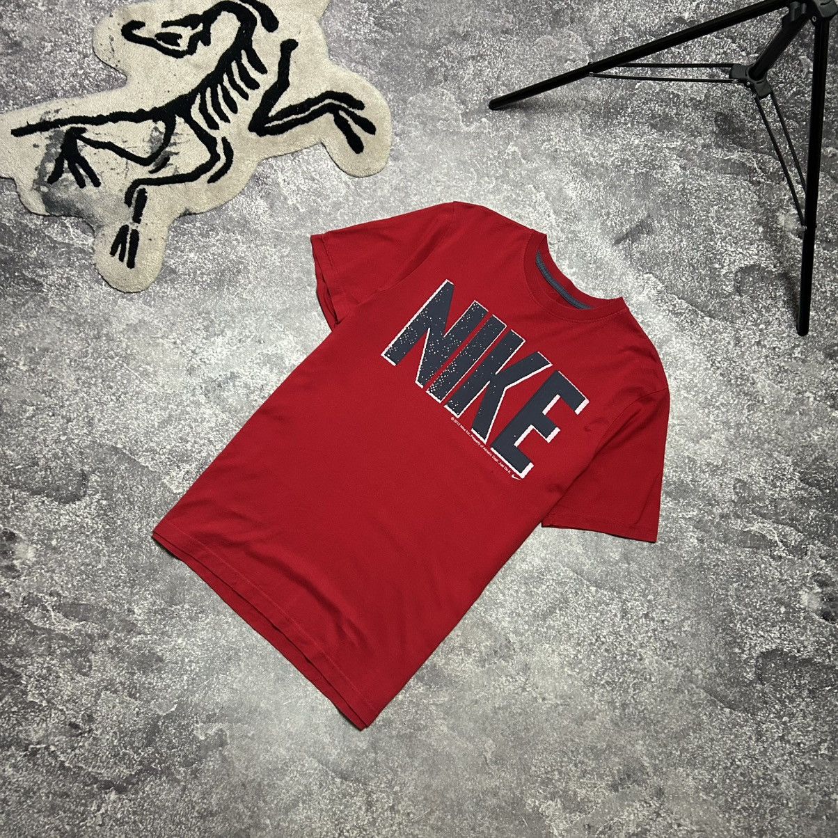 Nike Vintage Nike 2012 Big Logo Streetwear red y2k tee size L Size US L / EU 52-54 / 3 - 1 Thumbnail