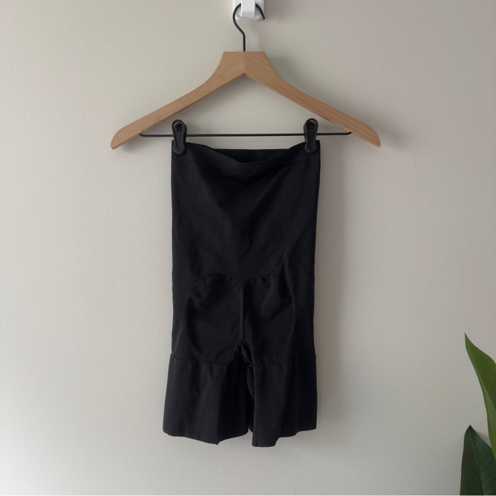 Spanx SPANX OnCore High-Waisted Mid-Thigh Short in very black EUC Size 29" - 4 Thumbnail