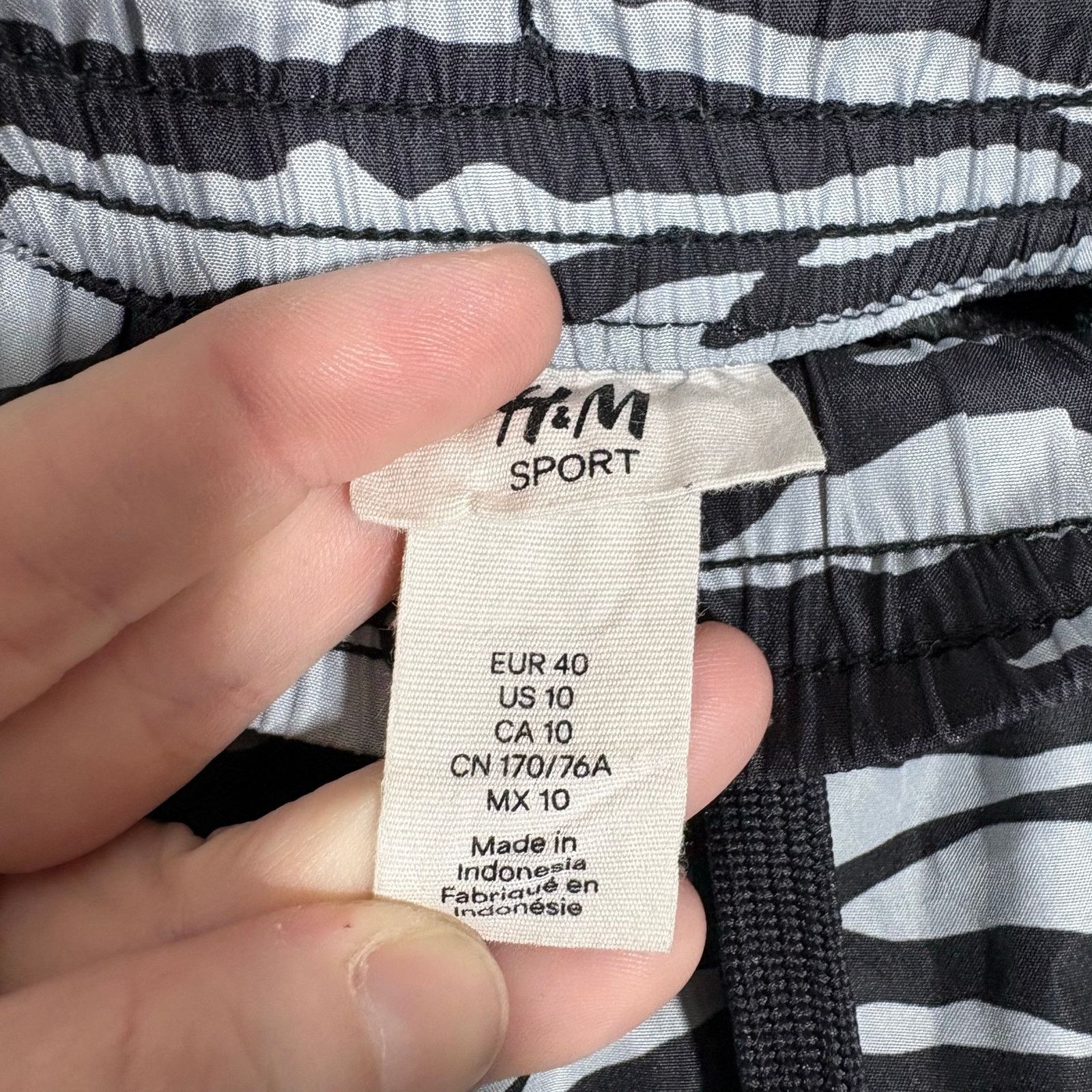 H&M H&M Sport Black & White Zebra Print Running Shorts - Size 10 Size 32" / US 10 / IT 46 - 3 Thumbnail