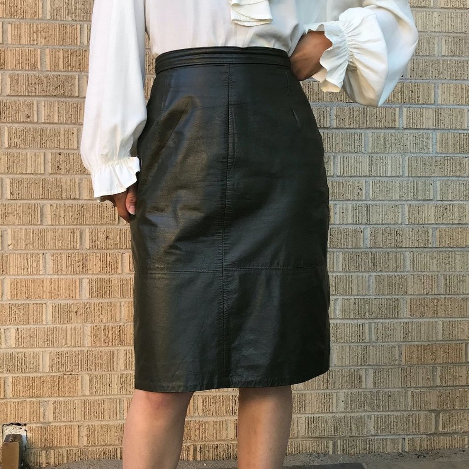 Vintage Vintage 1980s green minimalist leather skirt small Size 26" / US 2 / IT 38 - 1 Thumbnail
