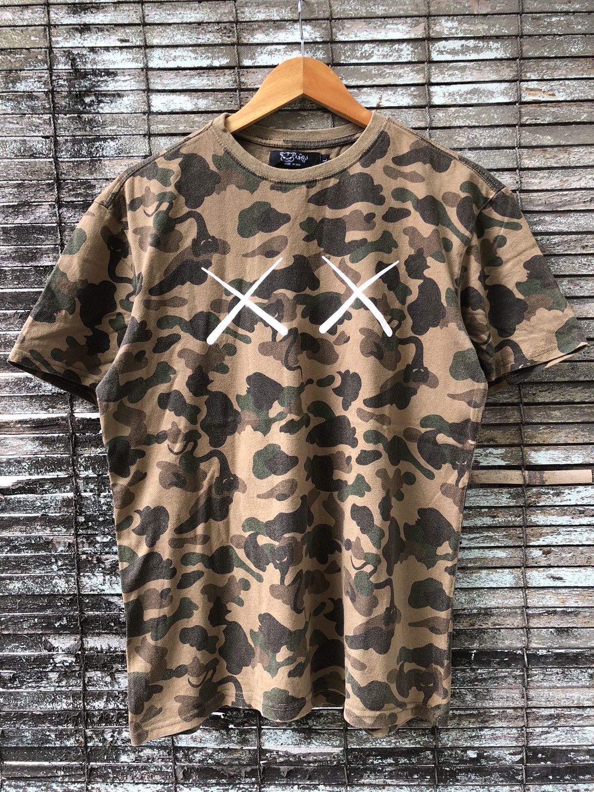 Japanese Brand RARE Vintage Japanese Brands Kaws Camo Tshirt Size US L / EU 52-54 / 3 - 1 Thumbnail