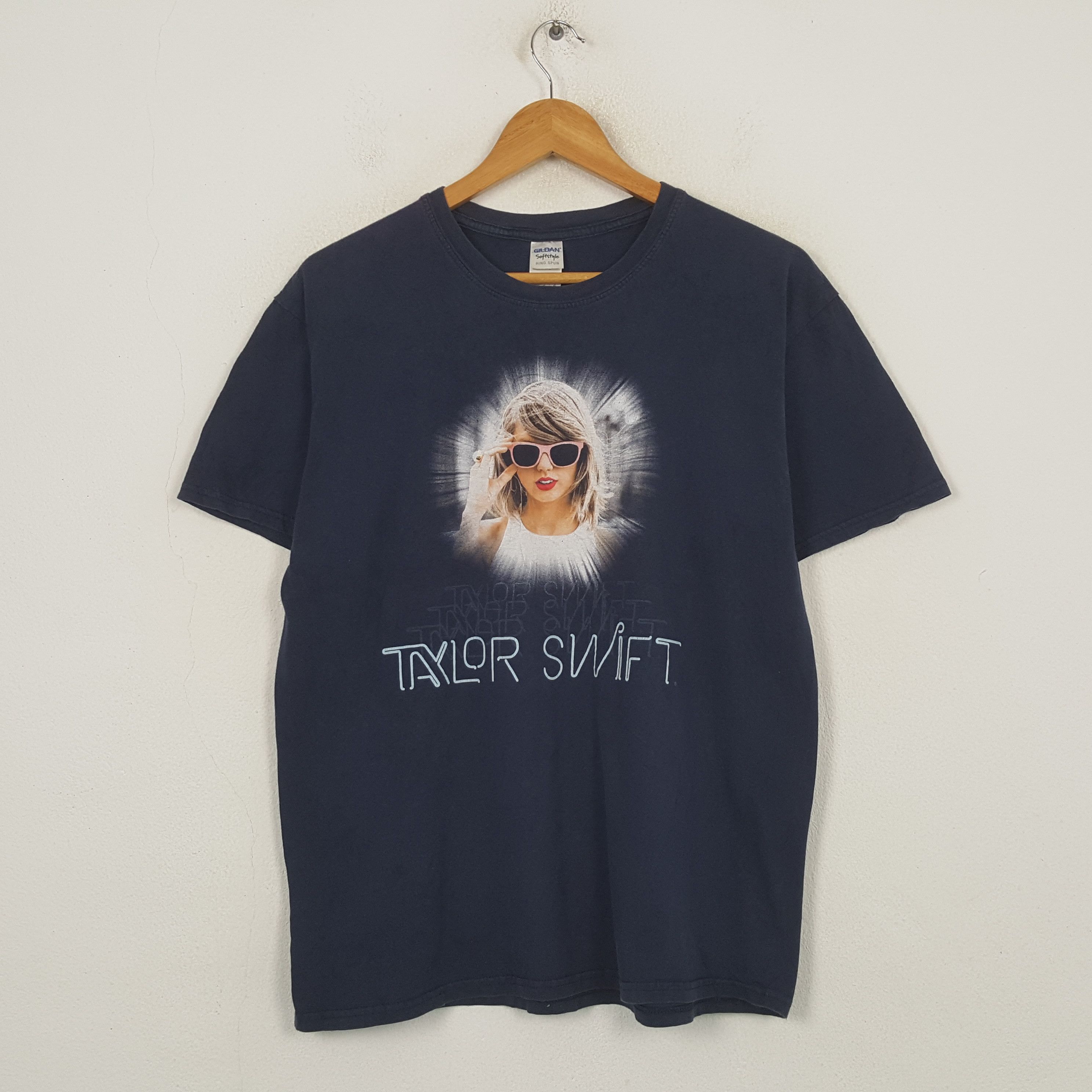 Band Tees Vintage Taylor Swift American Singer Songwriter T-shirt RR27 Size US M / EU 48-50 / 2 - 1 Thumbnail