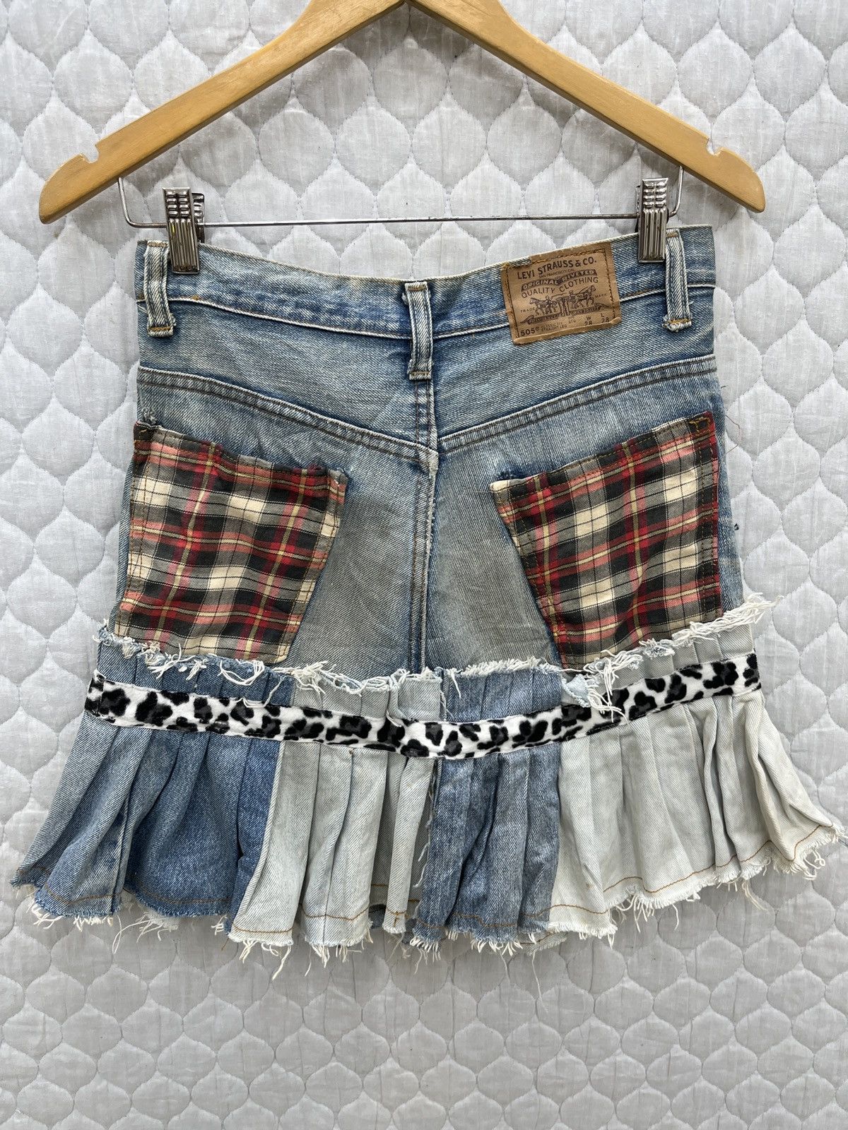 Levi's 🔥🔥🔥STEALS LEVIS CUSTOM SKIRTS Size 29" - 10 Thumbnail
