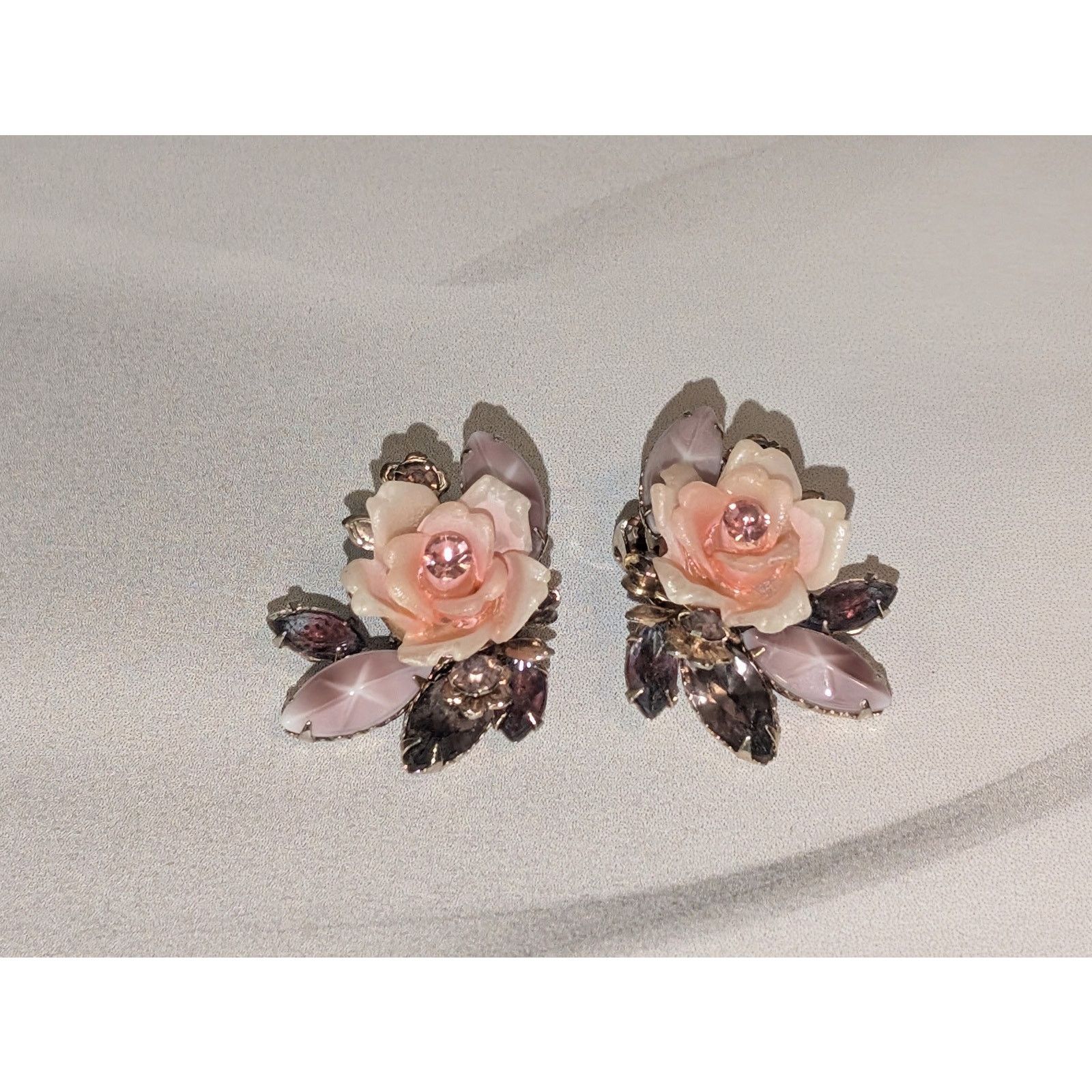 Vintage VTG c1950s Unsigned Beau Jewels Pink Floral Clip-On Earrings Size ONE SIZE - 2 Thumbnail