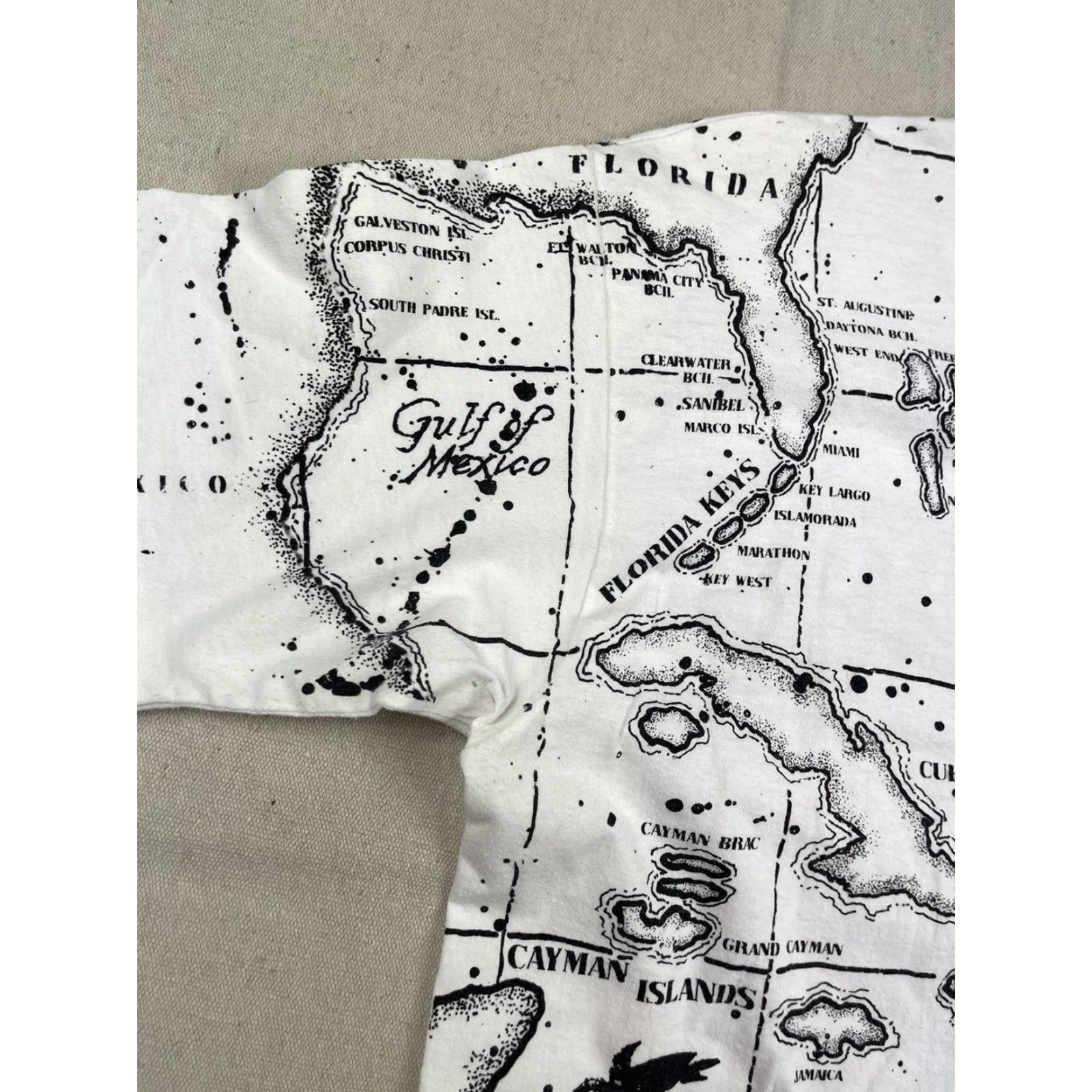 Anvil VINTAGE Anvil T-Shirt Island Print AOP Bahamas Florida Keys Cayman Jamaica 90s Crew Neck Short Sleeve White L Mens/Womens? Unisex Adults White Size US L / EU 52-54 / 3 - 6 Thumbnail