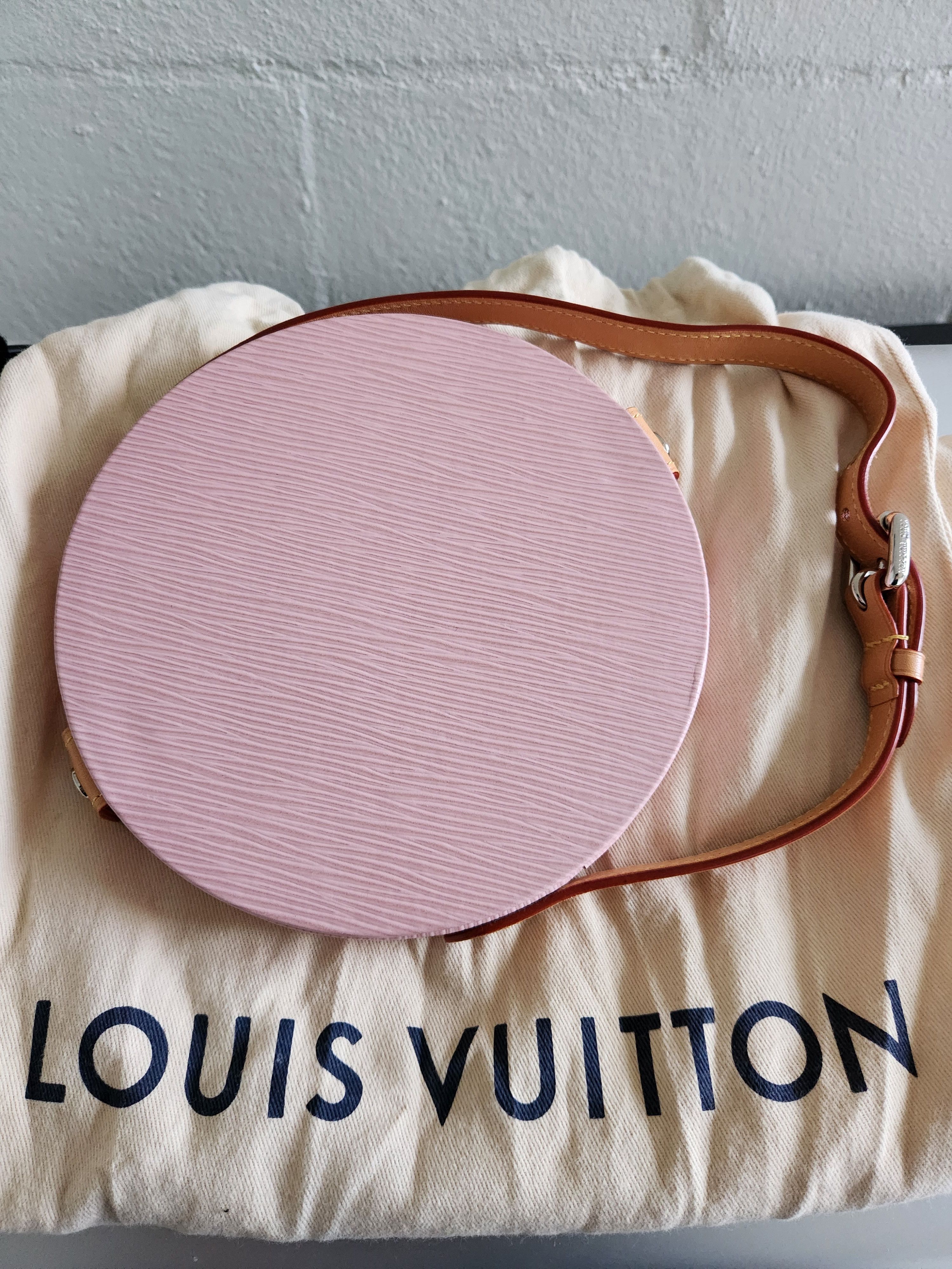 Louis Vuitton LV pink epi leather portable mirror w/ vvn adjustable strap Size ONE SIZE - 8 Thumbnail