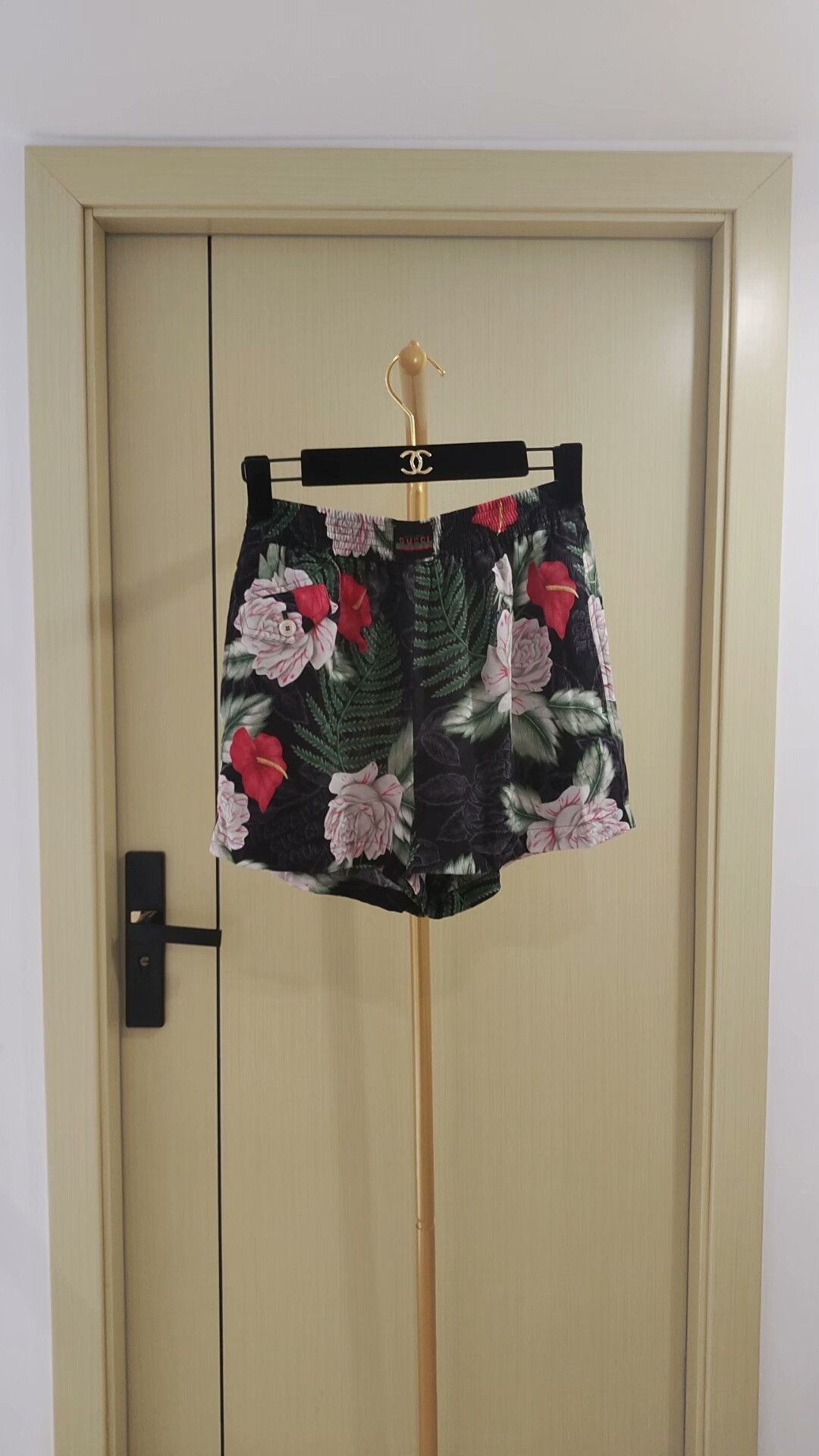 Gucci Gucci Floral Print Shorts for Women Size 26" / US 2 / IT 38 - 1 Thumbnail