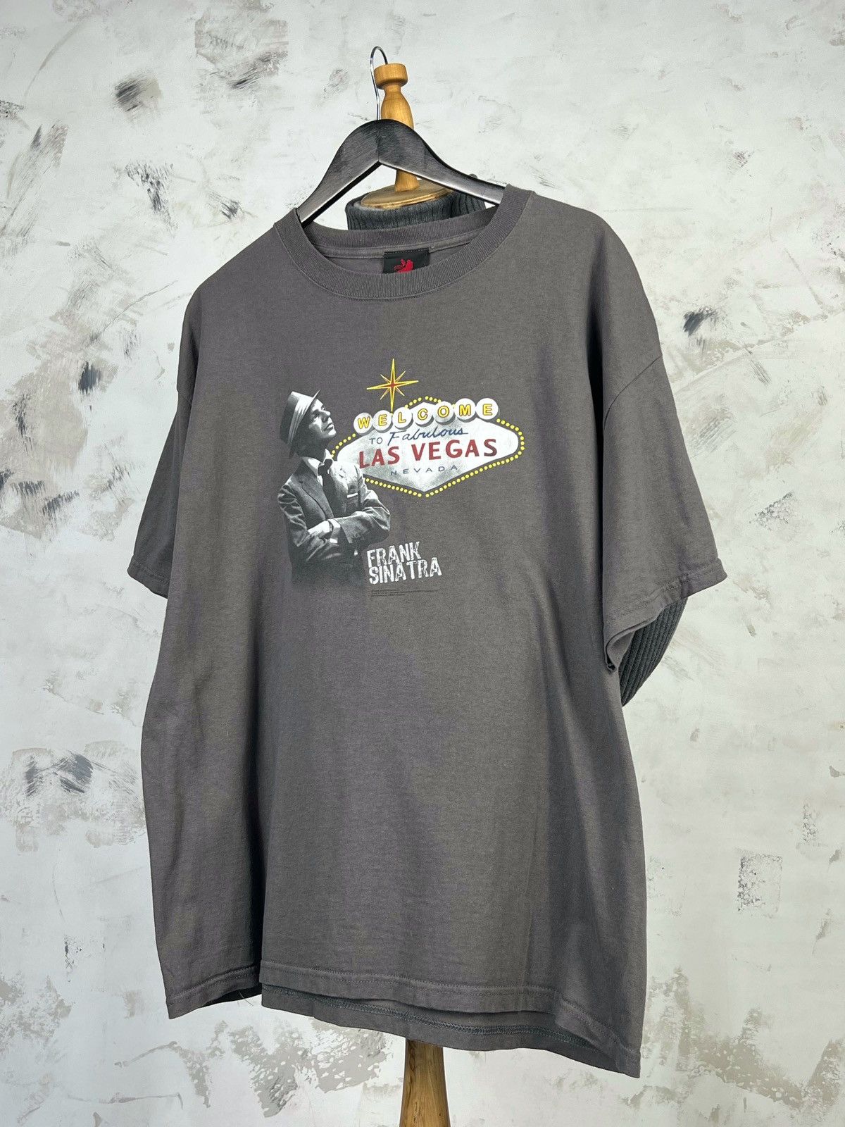 Vintage Vintage Frank Sinatra Las Vegas Graphic T Shirt Size XL Size US XL / EU 56 / 4 - 1 Thumbnail