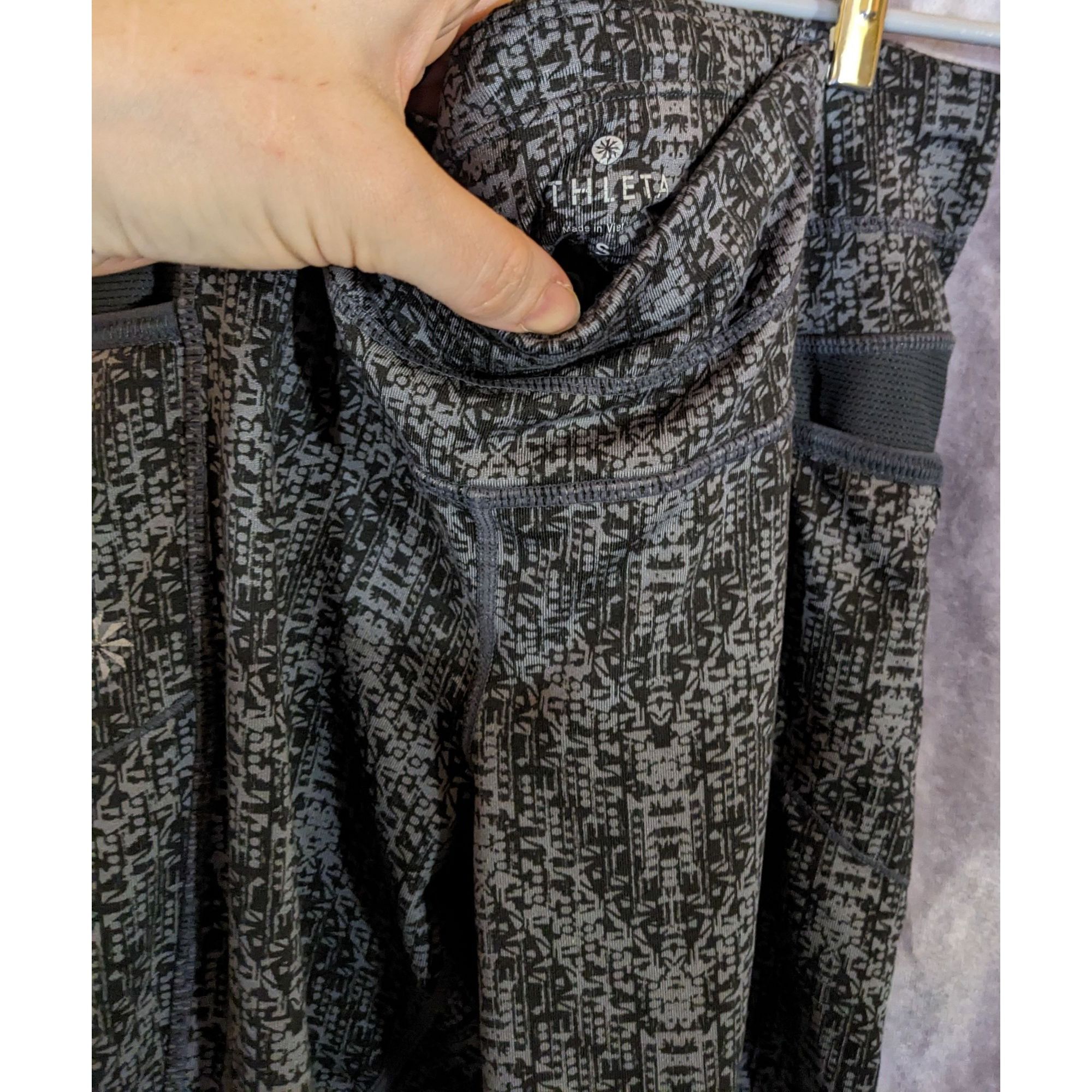 Athleta Athleta Black/Gray Textured Printed Cropped Leggings S With Size 28" / US 6 / IT 42 - 4 Thumbnail